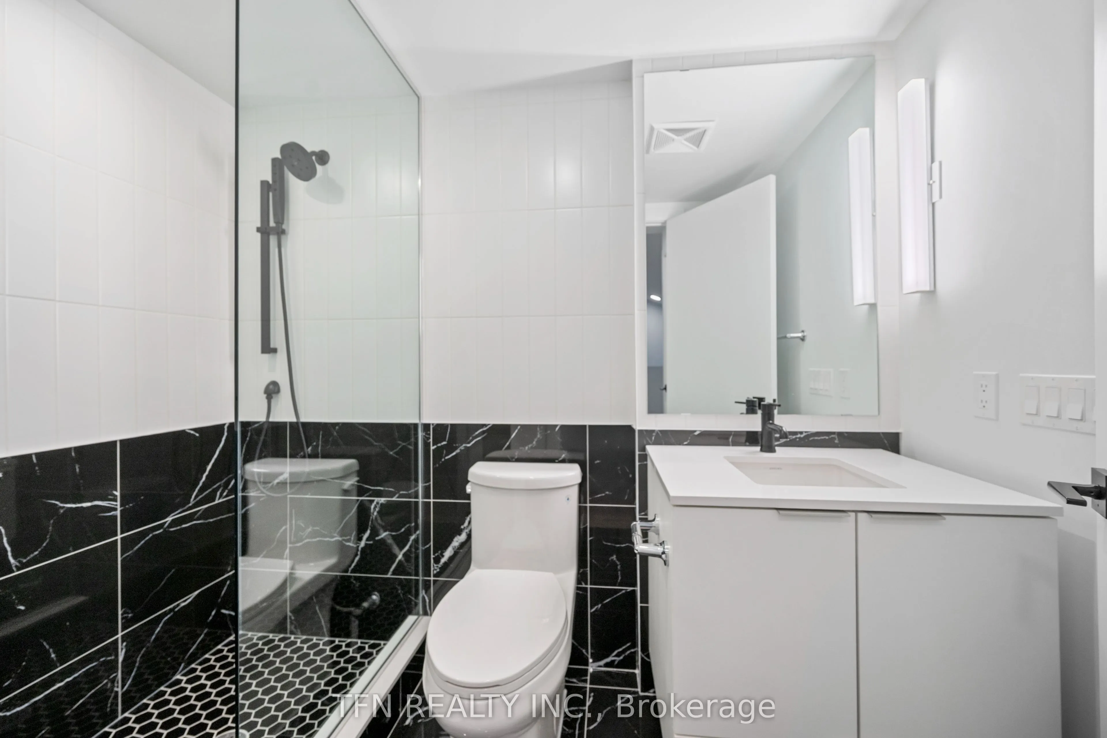 327 King Street W, #306