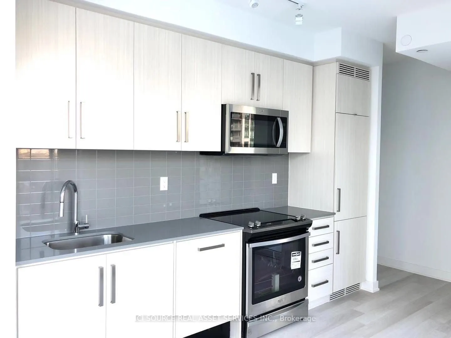 5180 Yonge Street, #807
