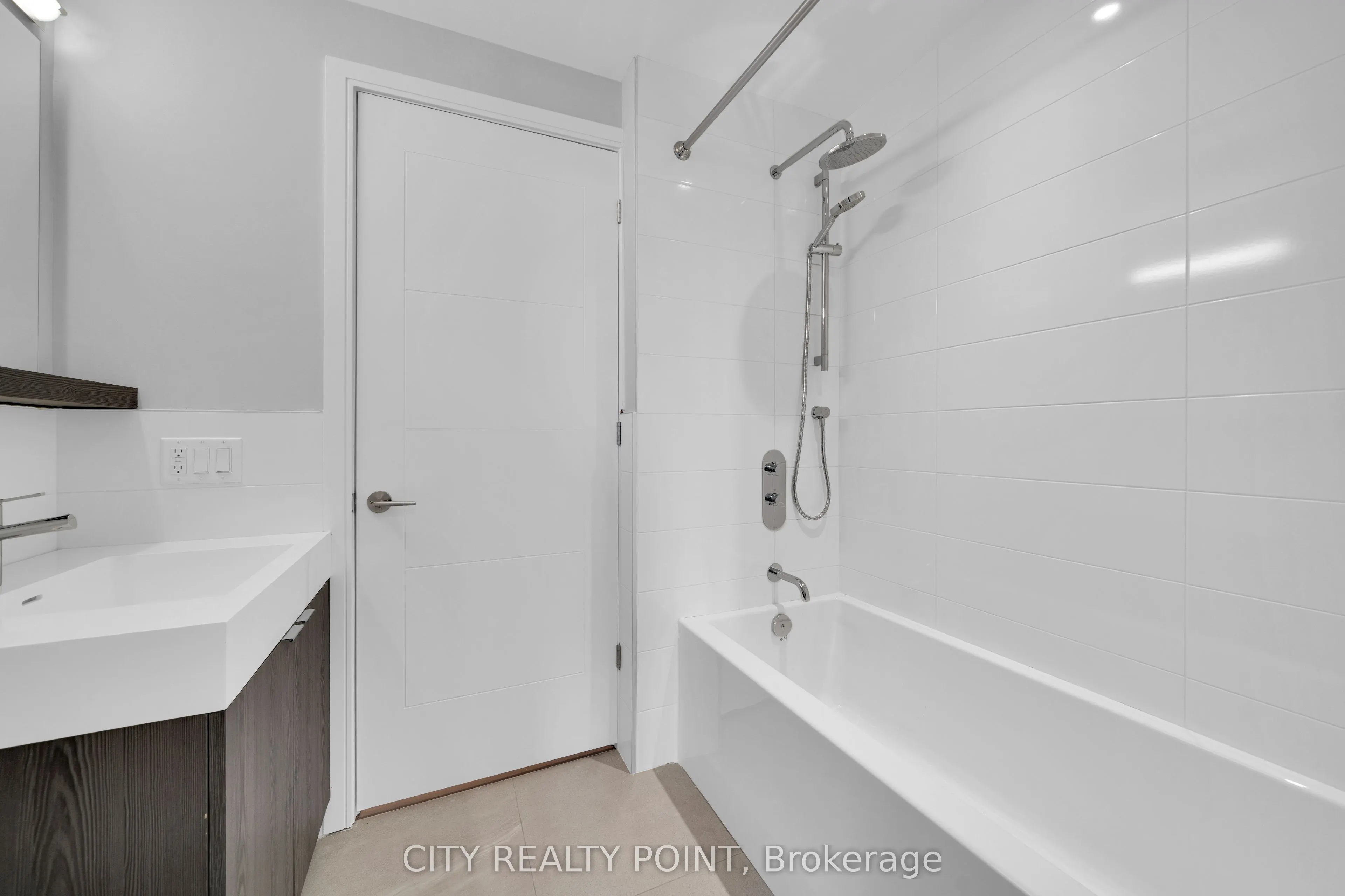 664 Spadina Avenue, #216