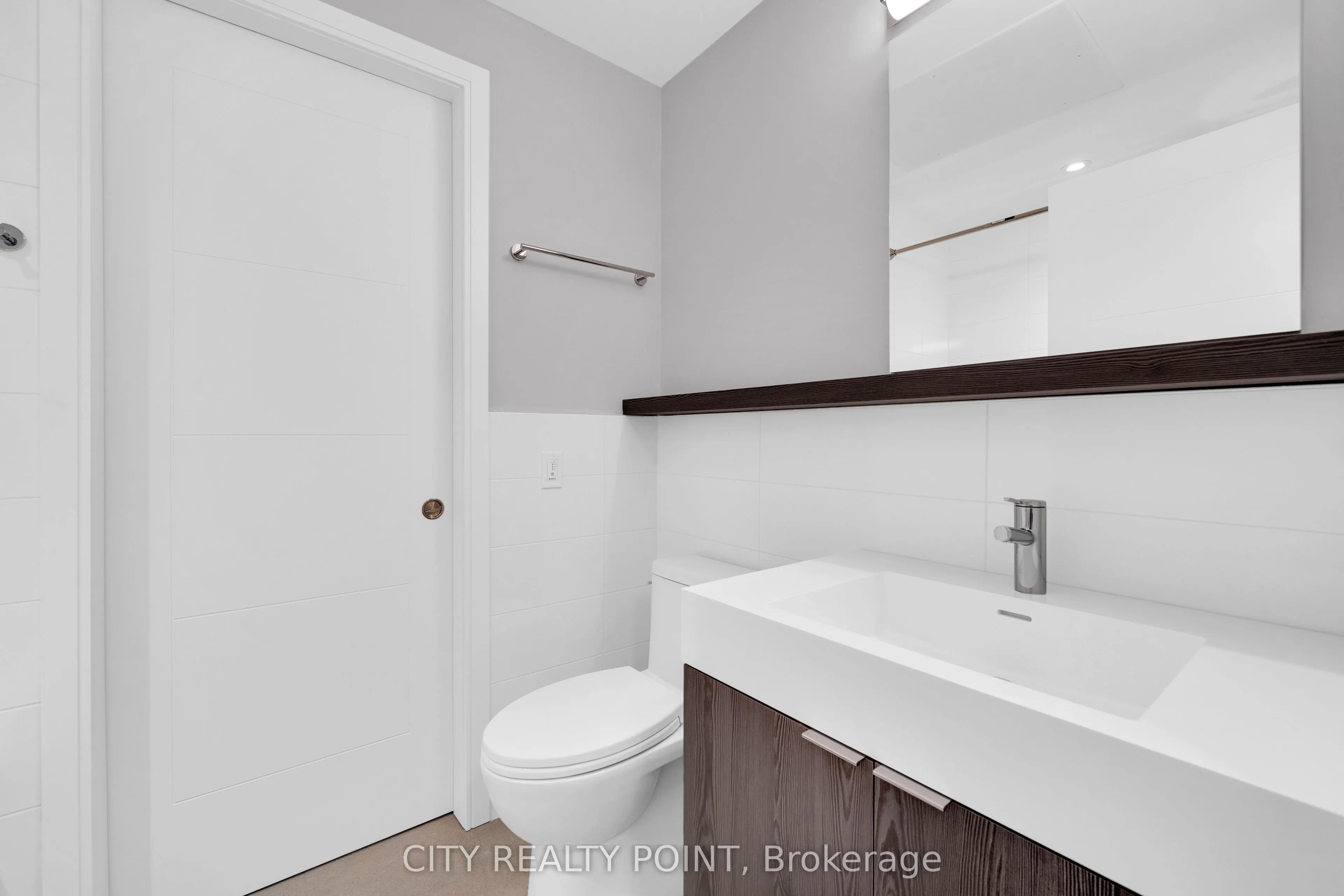 664 Spadina Avenue, #216