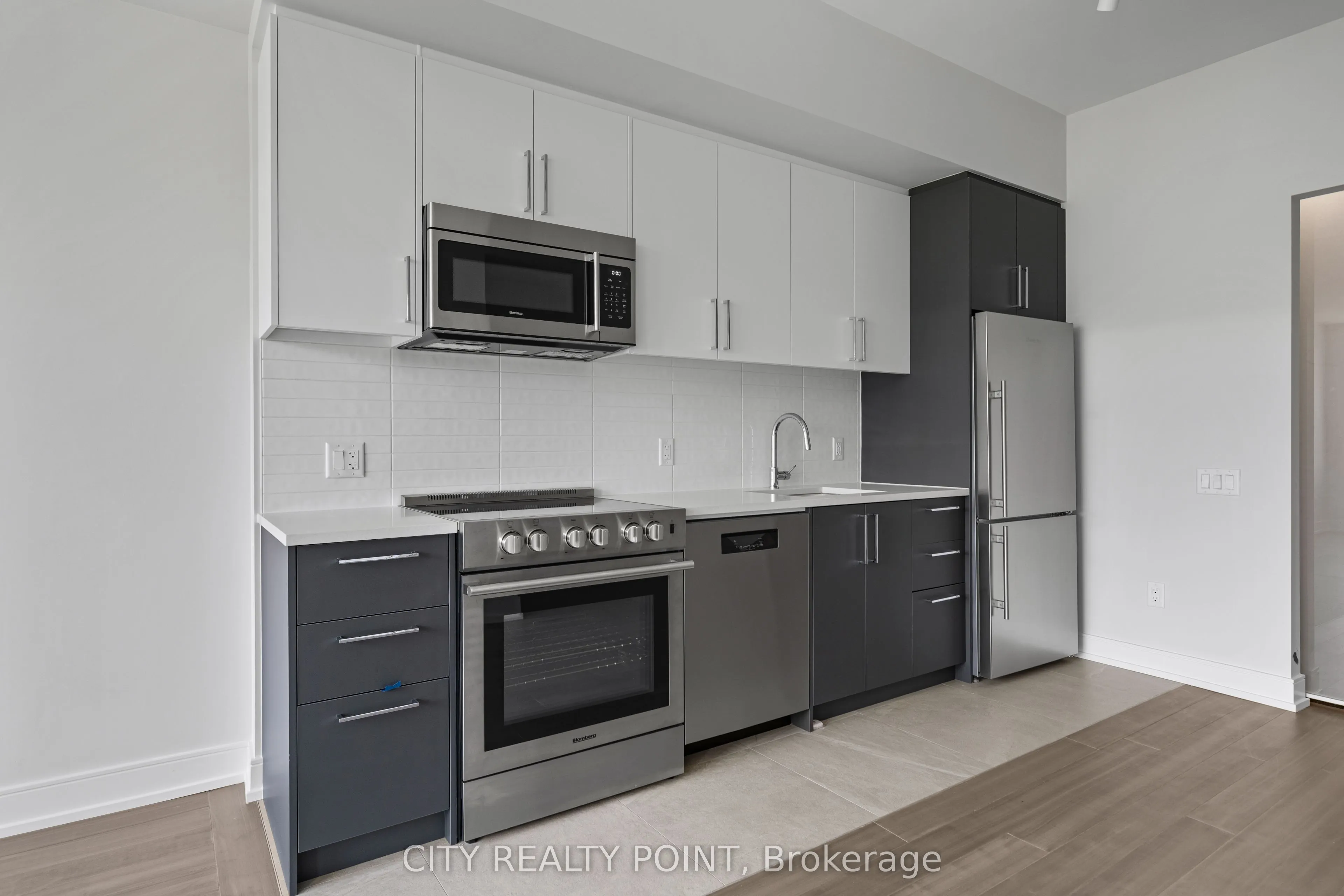 664 Spadina Avenue, #906