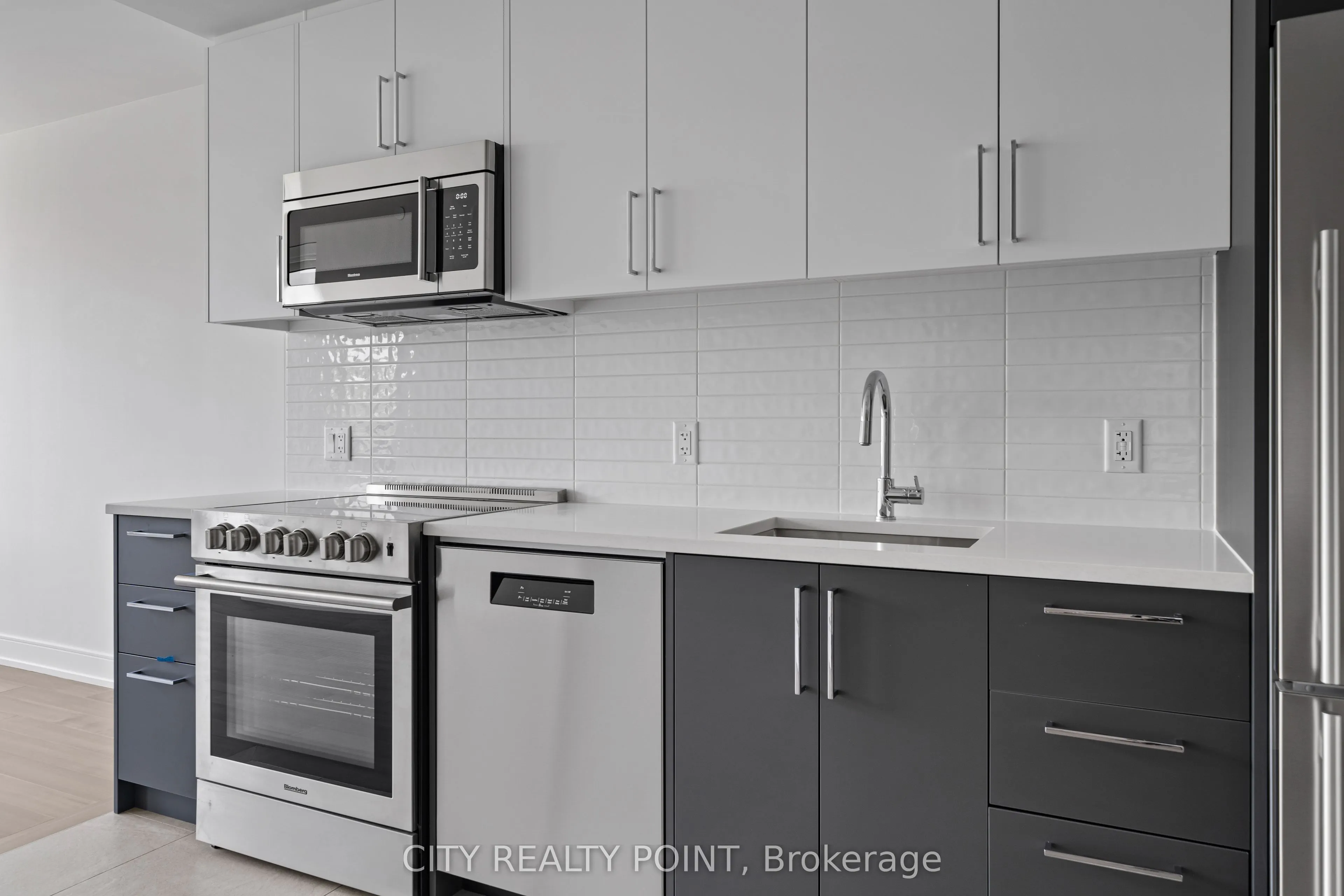 664 Spadina Avenue, #906