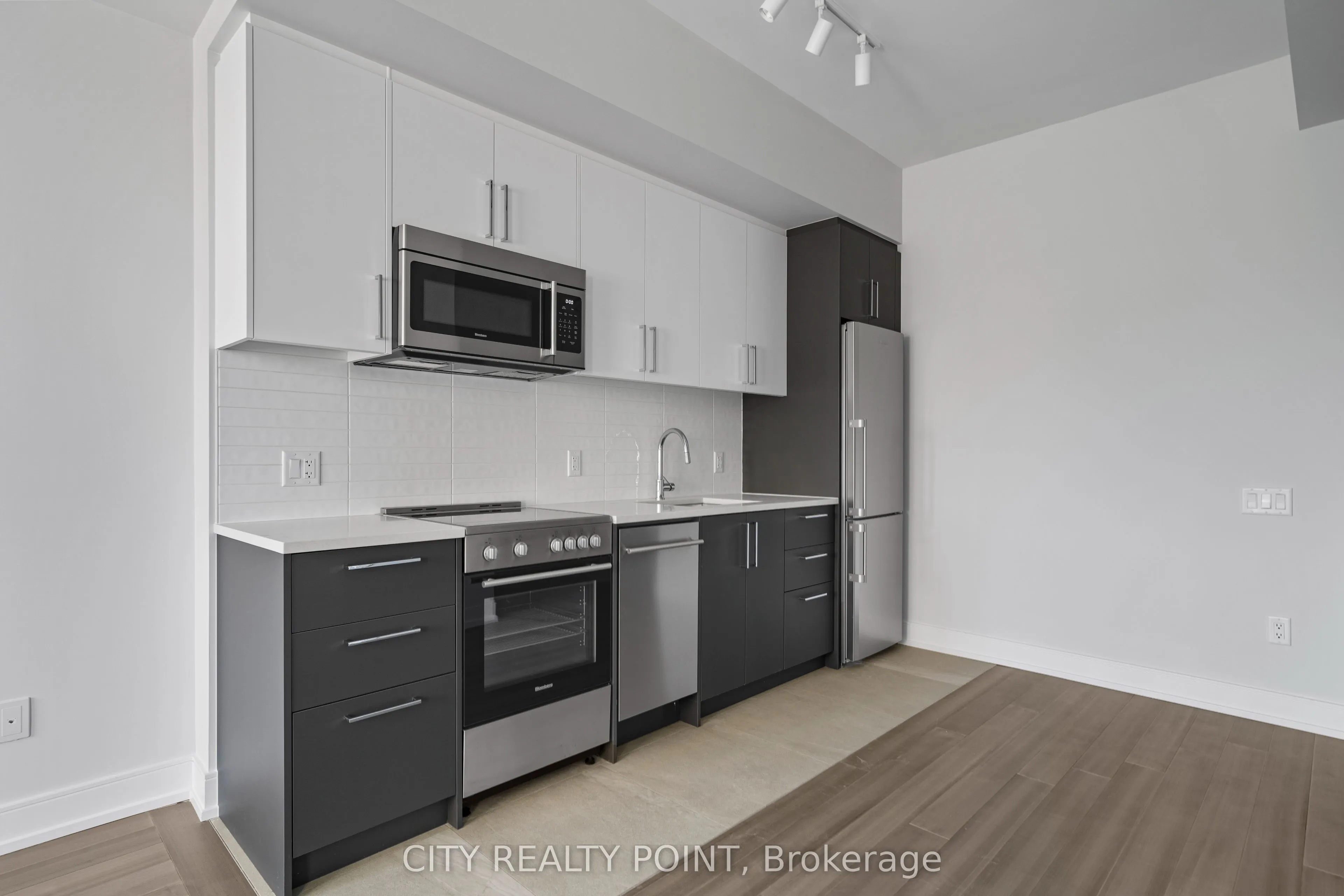 664 Spadina Avenue, #906