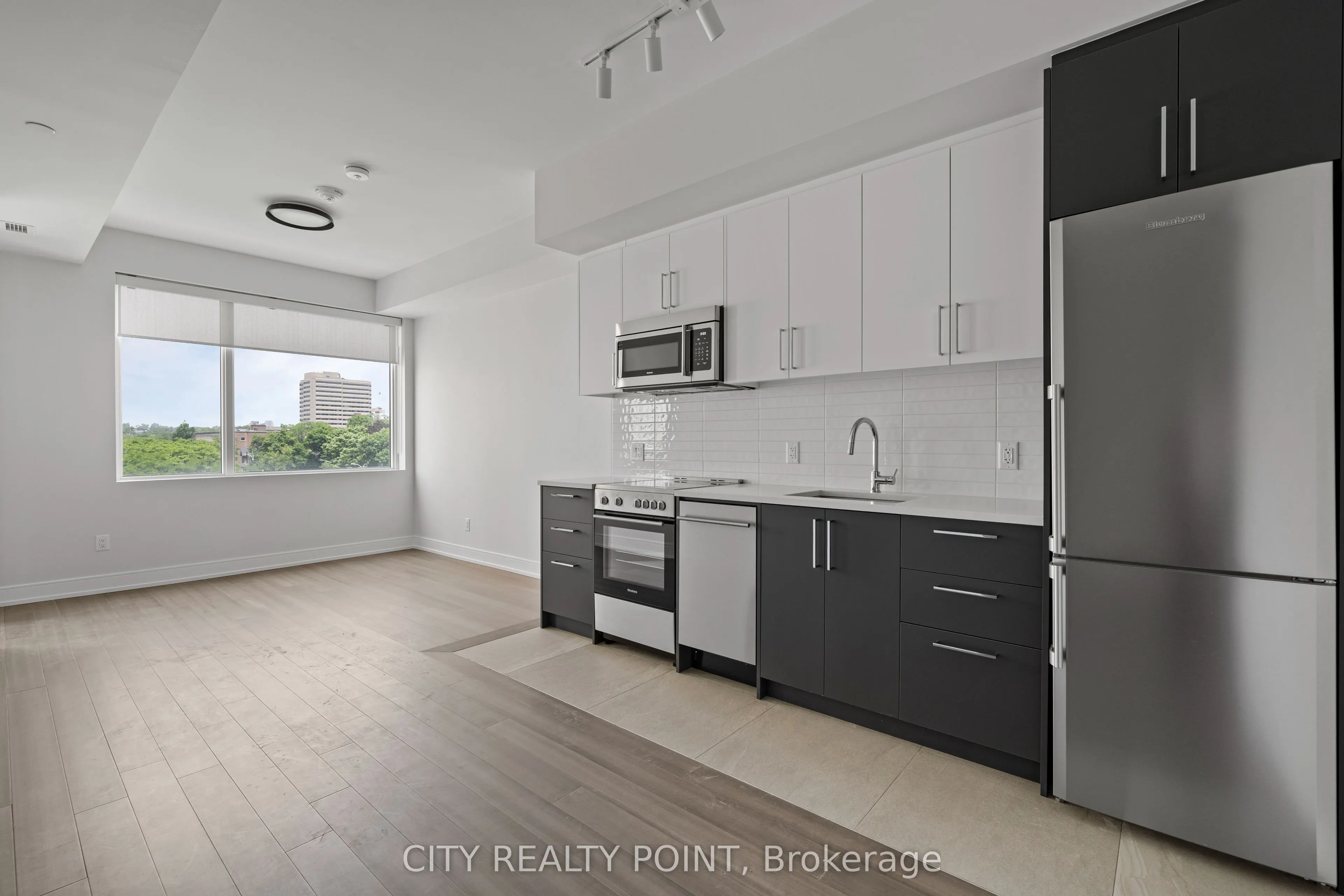 664 Spadina Avenue, #906