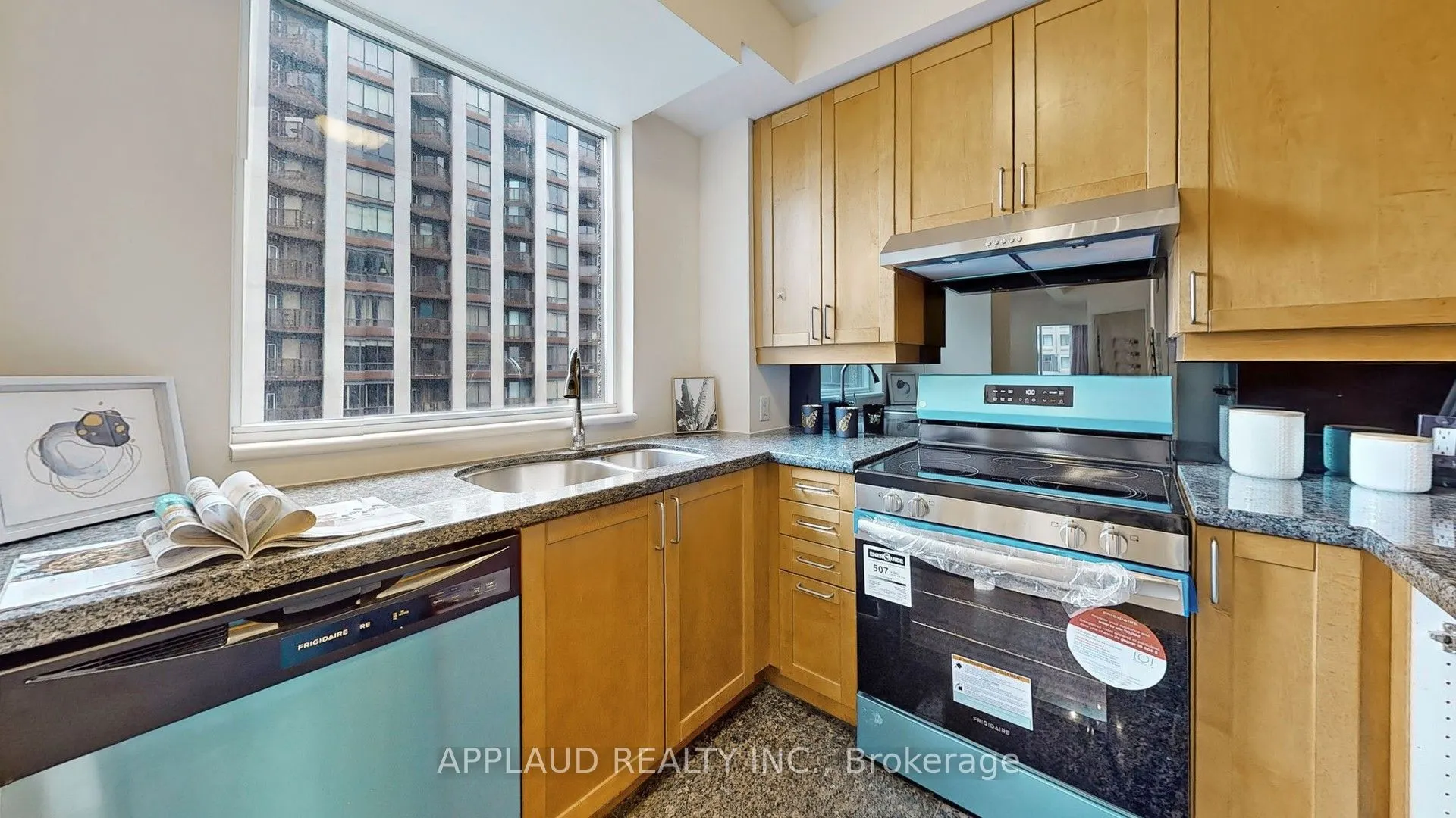 55 Bloor Street E, #1507
