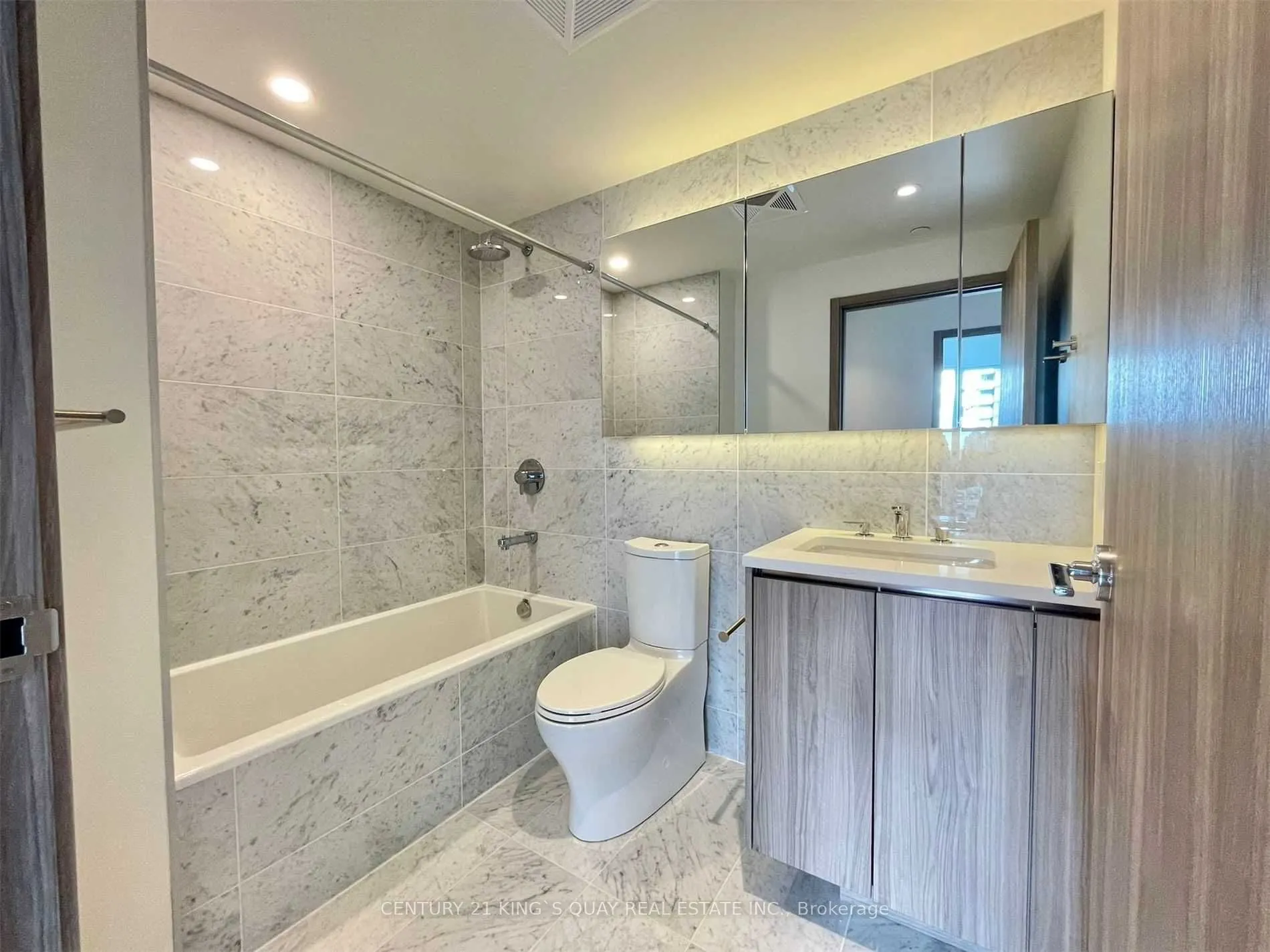 95 Mcmahon Drive, #2806