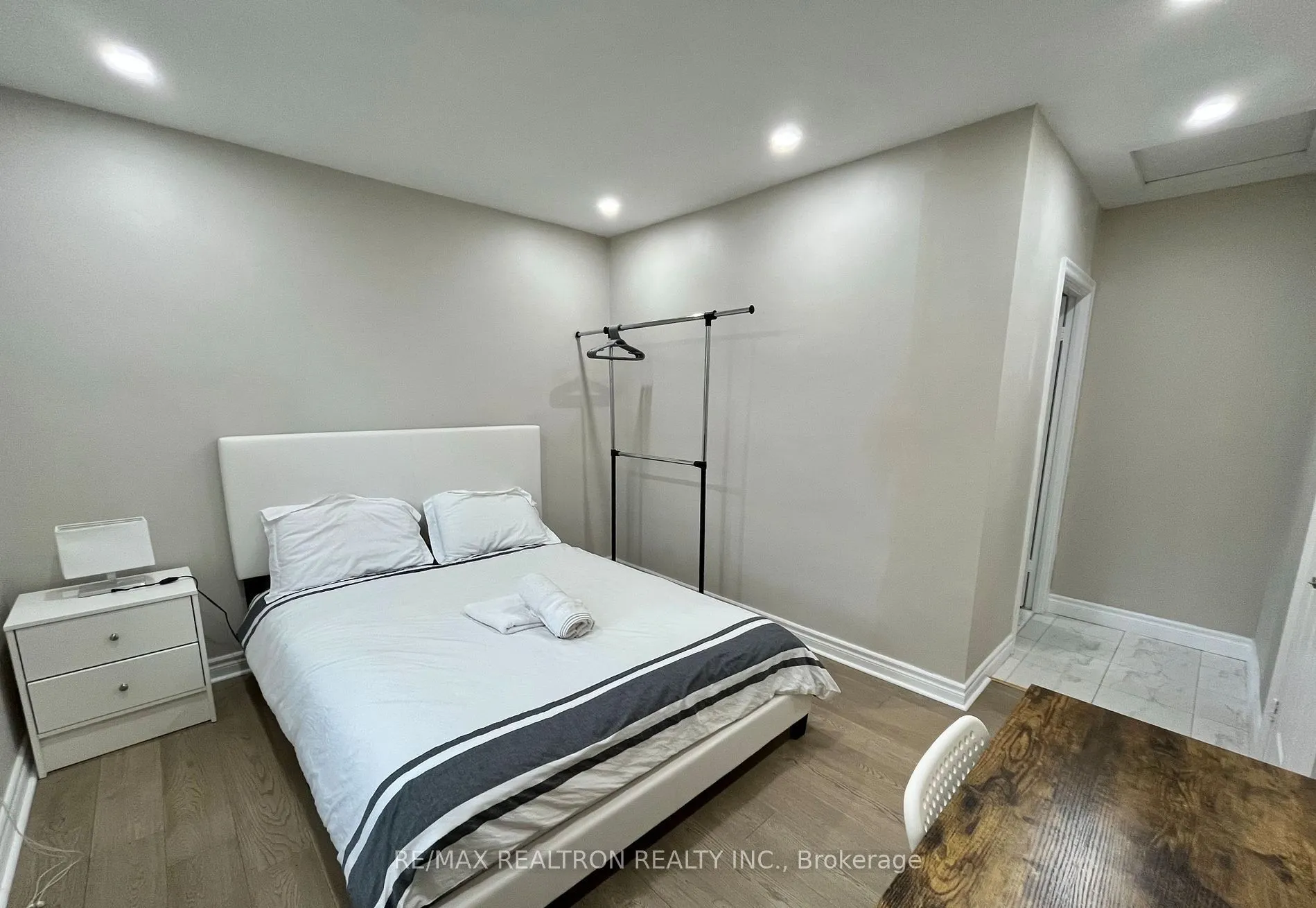 298 Empress Avenue S