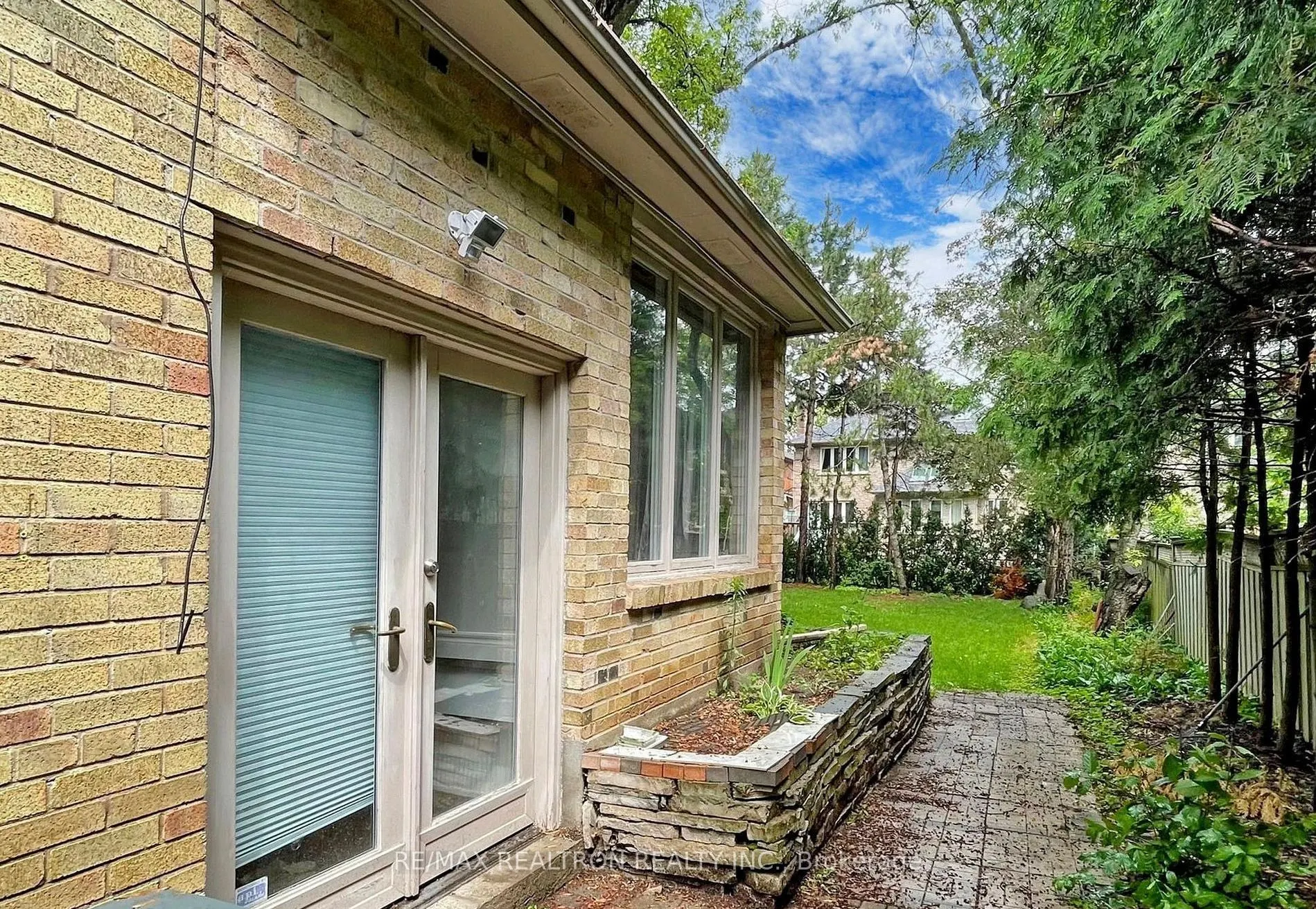 298 Empress Avenue S