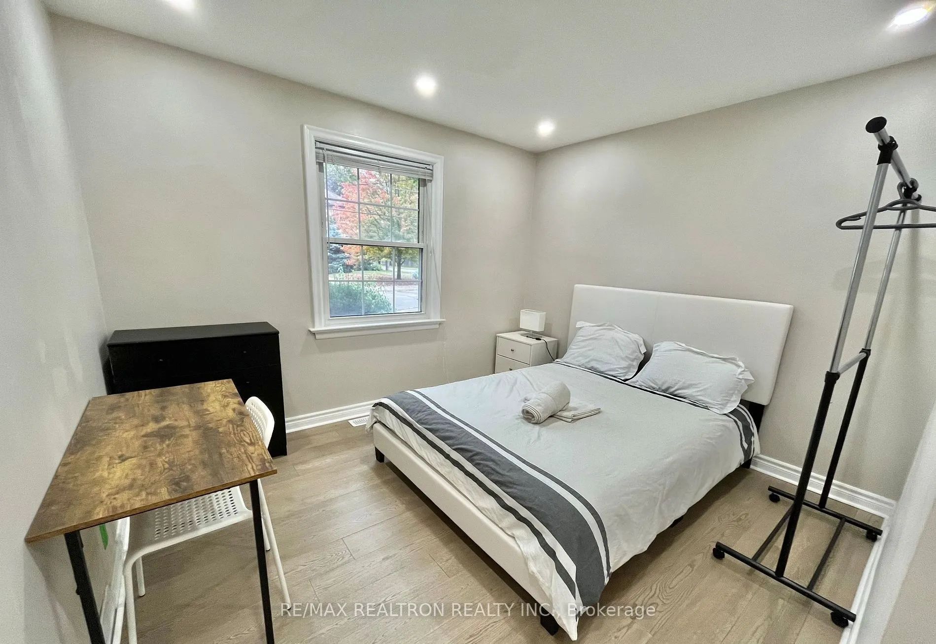 298 Empress Avenue S