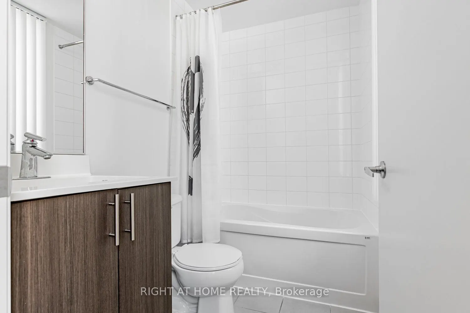 17 Kenaston Gardens, #203