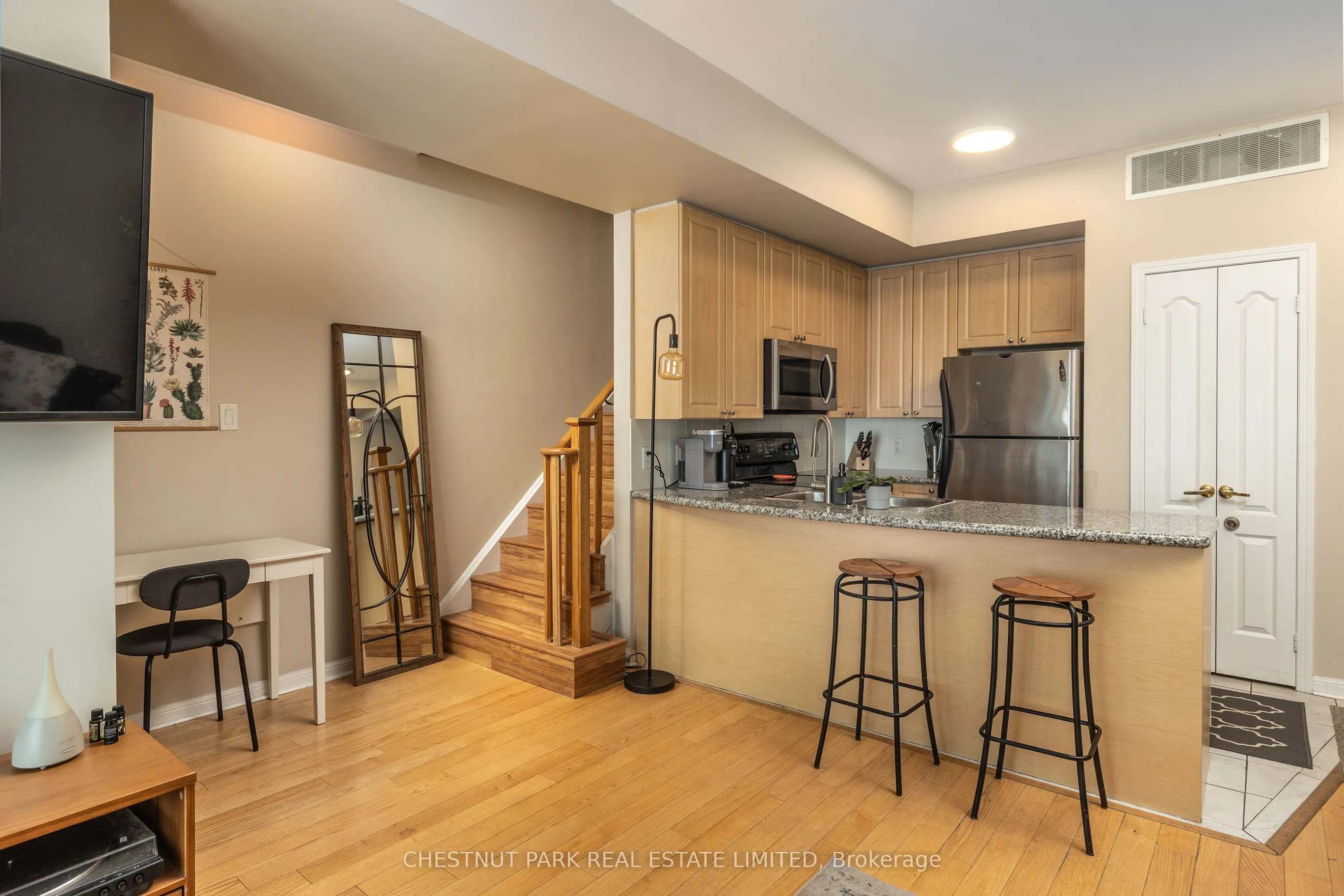 98 Carr Street, #11