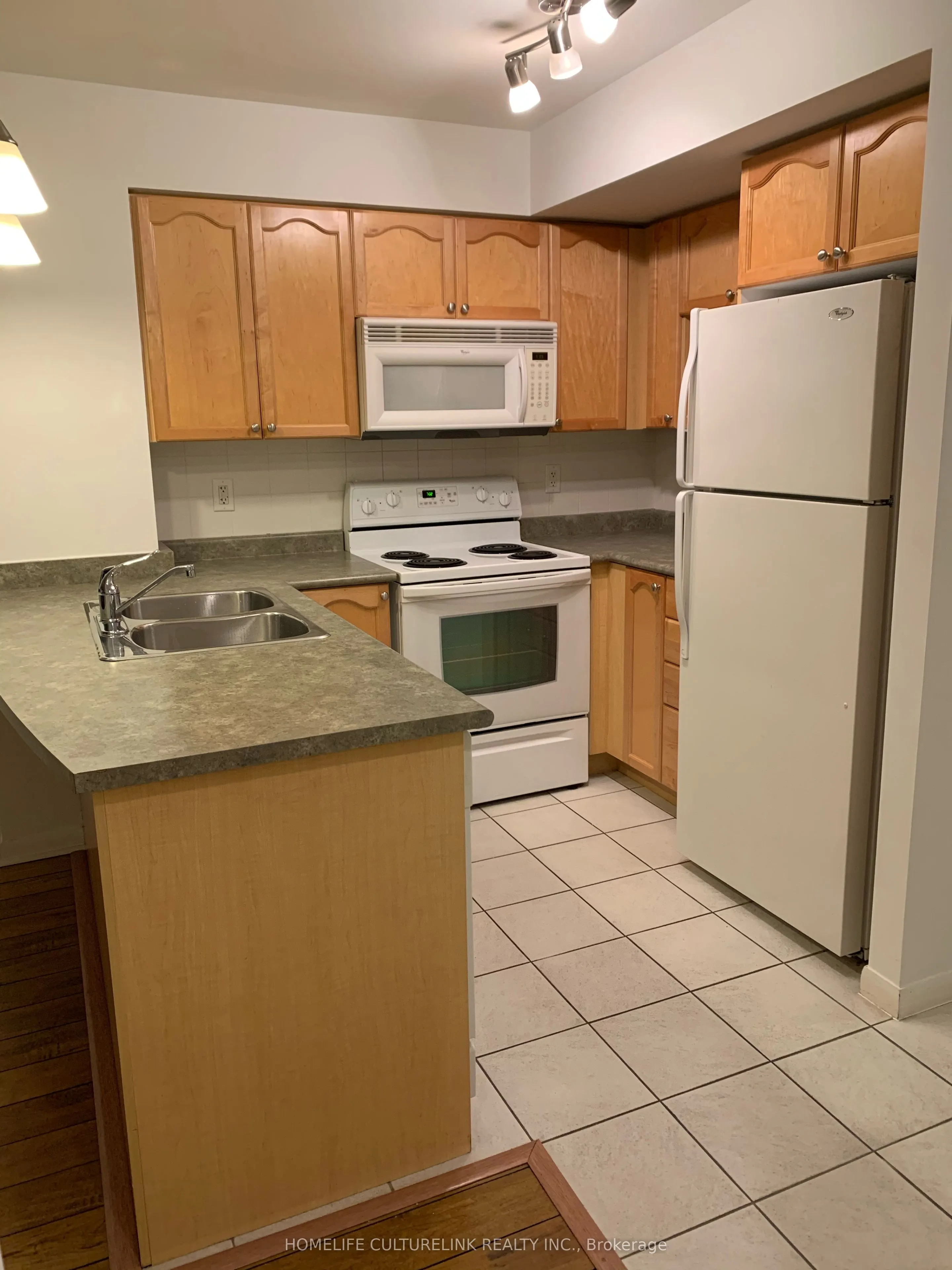 18 Yonge Street, #907