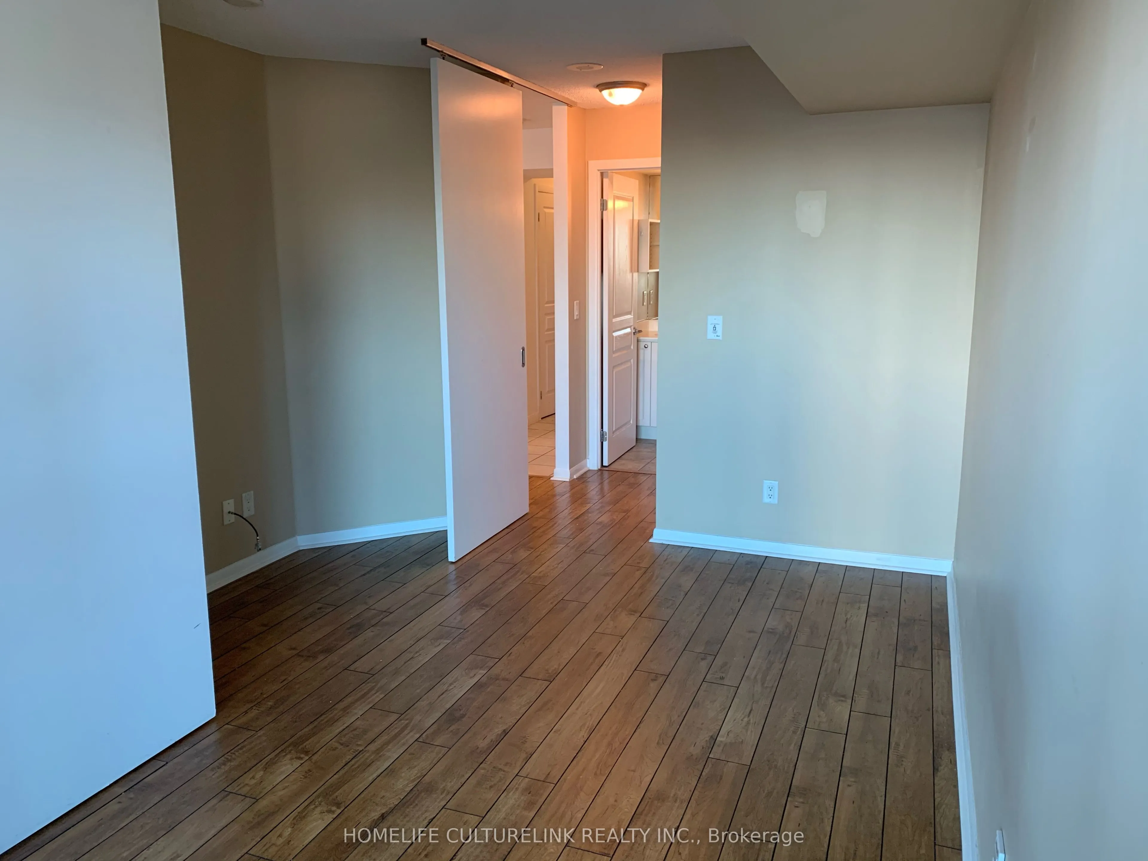 18 Yonge Street, #907