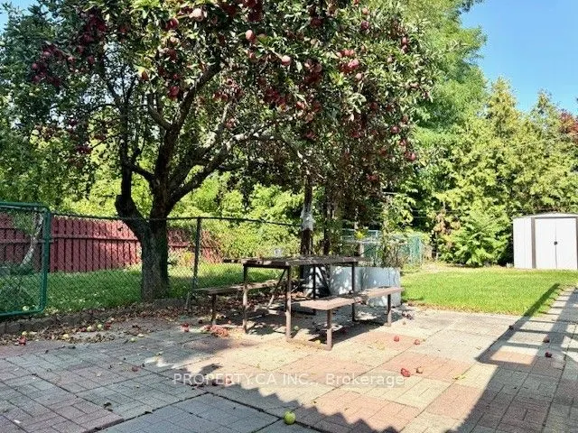 33 Pitcairn Crescent