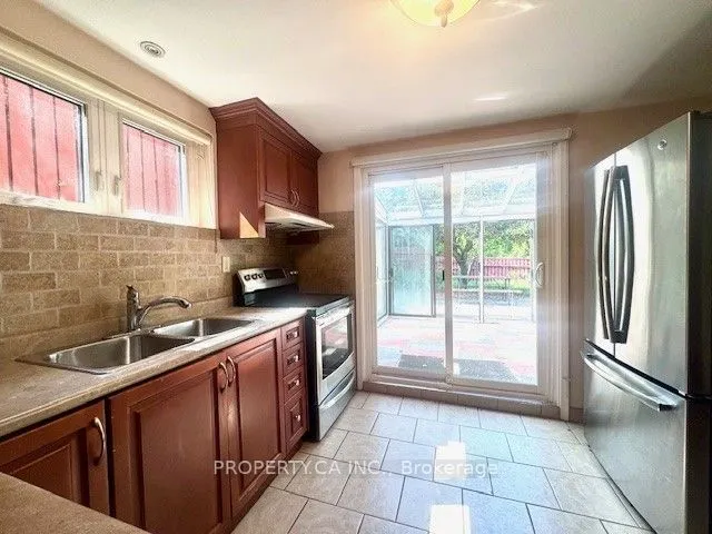 33 Pitcairn Crescent