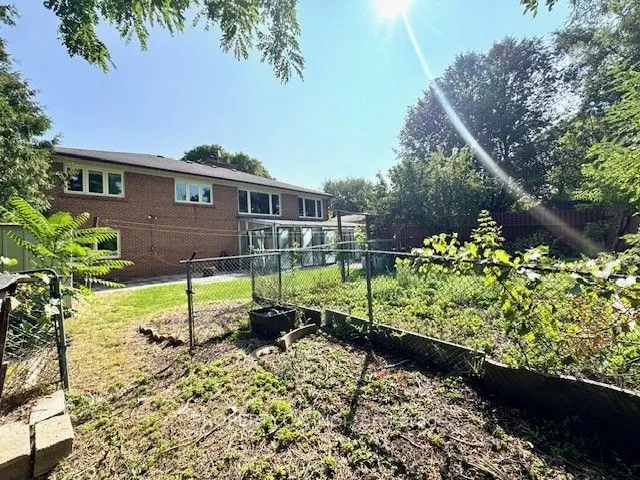 33 Pitcairn Crescent