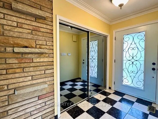 33 Pitcairn Crescent