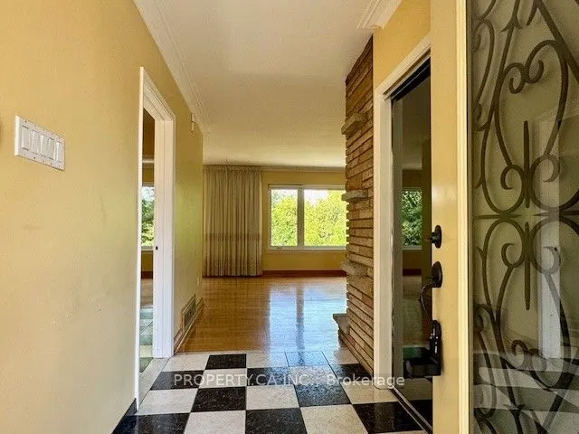 33 Pitcairn Crescent