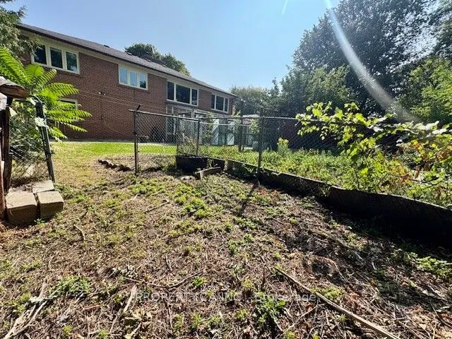 33 Pitcairn Crescent
