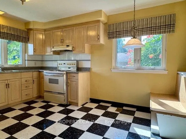 33 Pitcairn Crescent