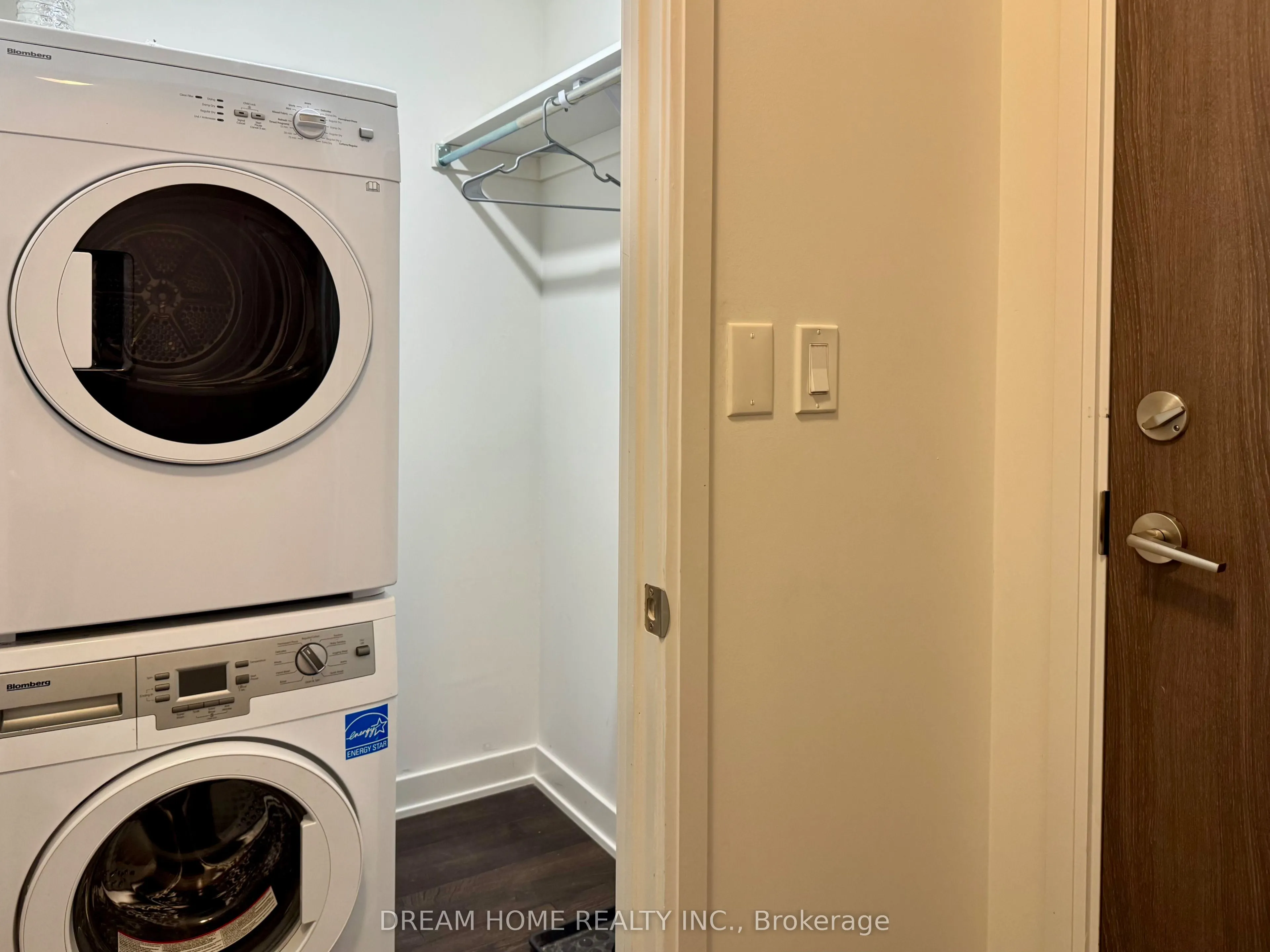 27 Bathurst Street, #617