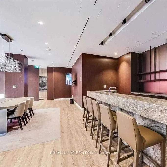 27 Bathurst Street, #617