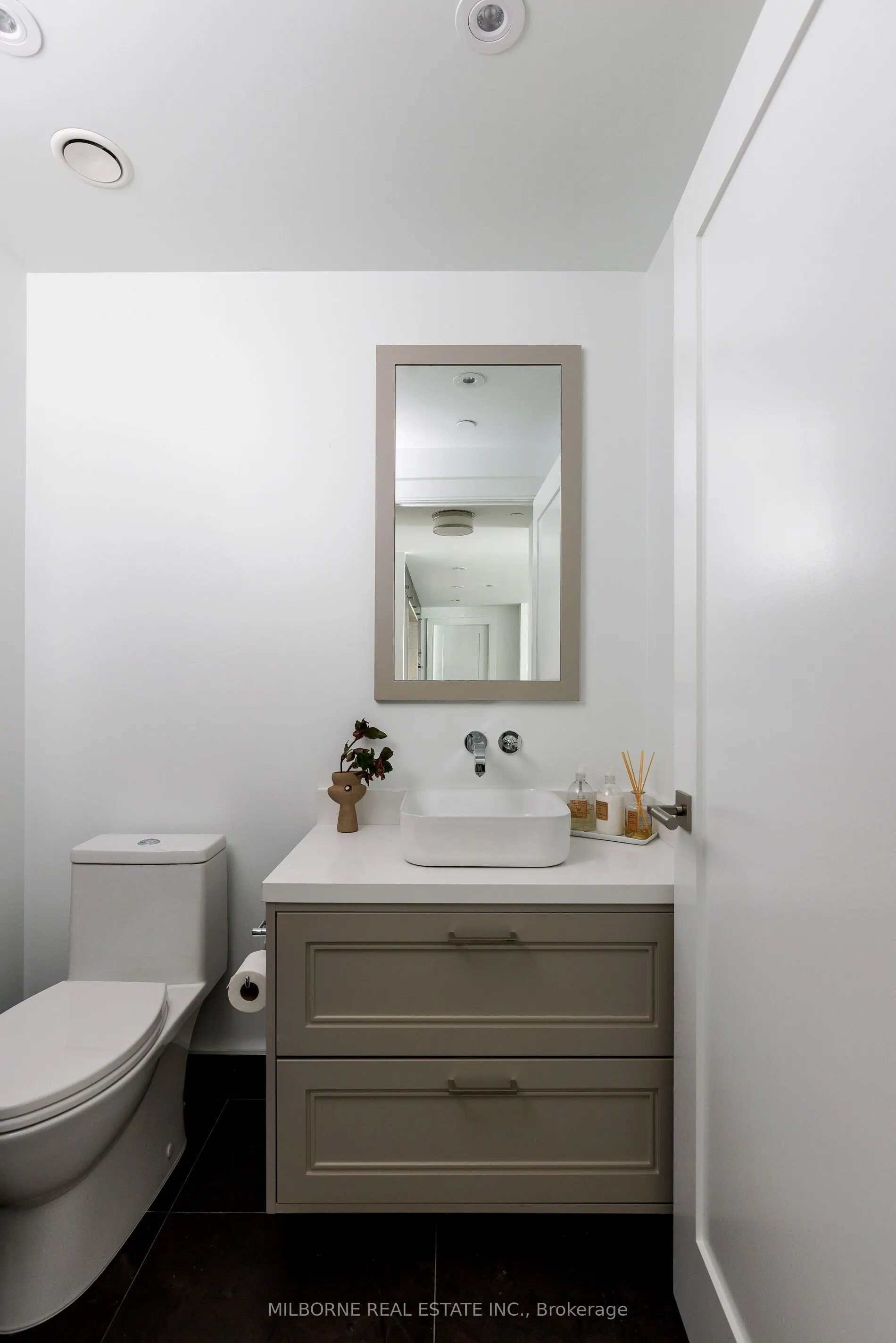 455 Wellington Street W, #907
