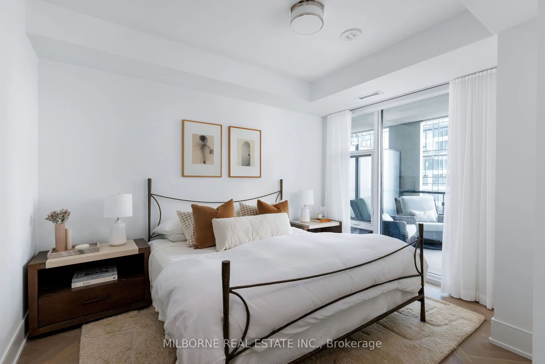 455 Wellington Street W, #907