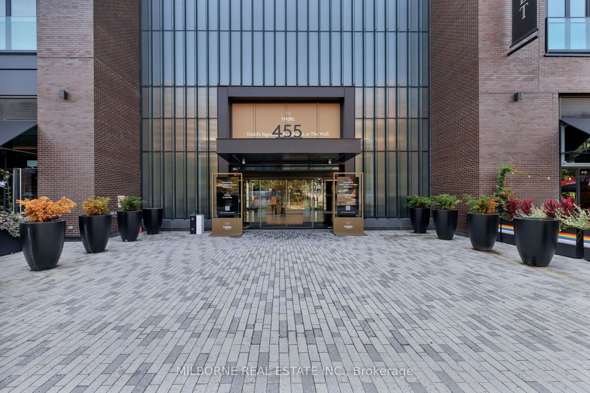 455 Wellington Street W, #907