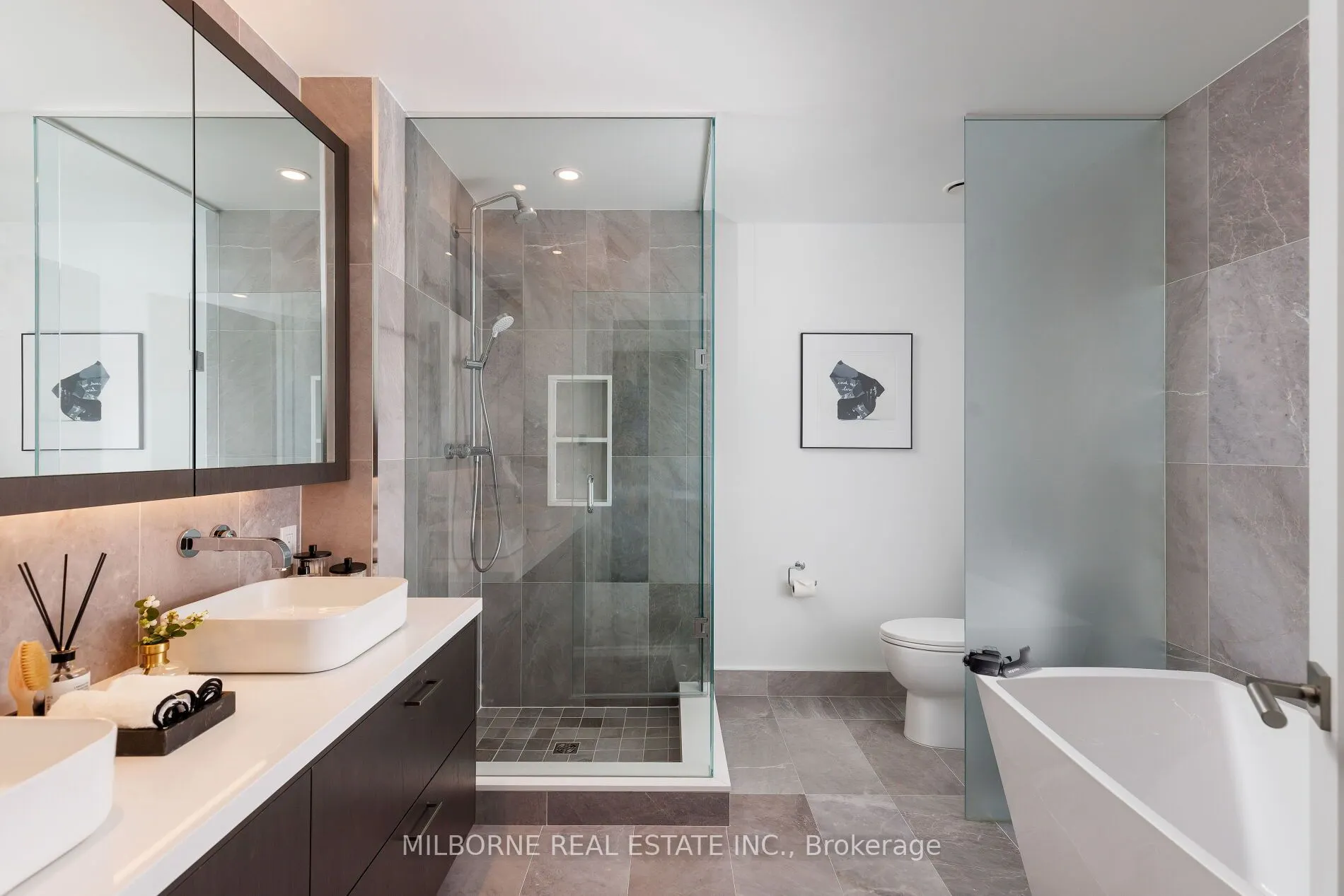 455 Wellington Street W, #907