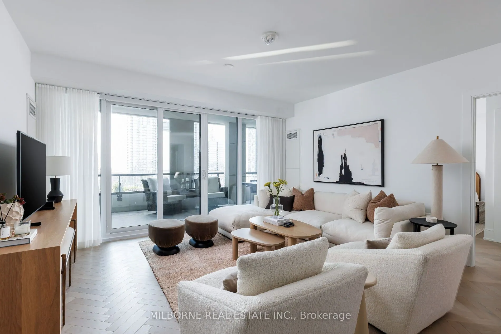 455 Wellington Street W, #907