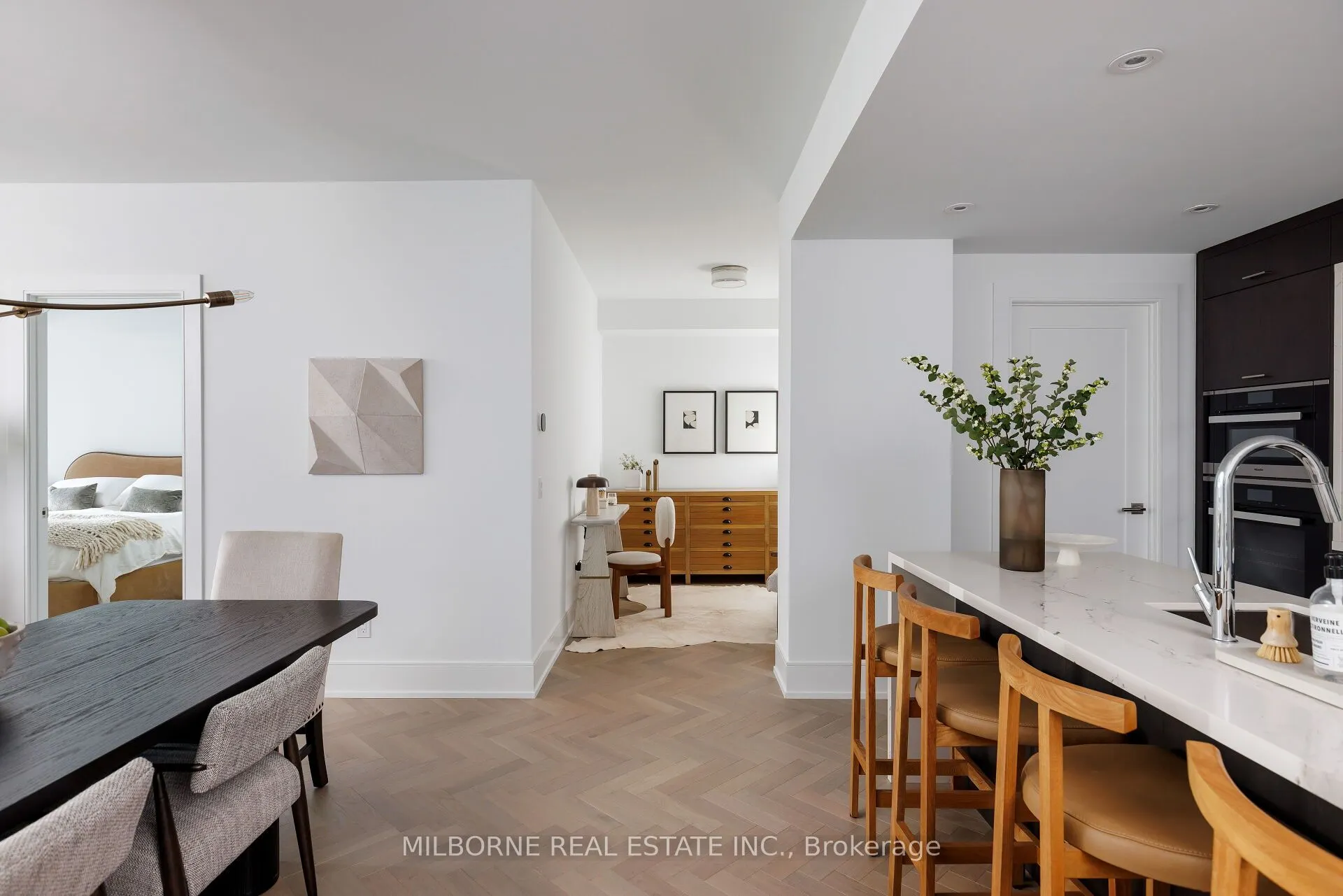 455 Wellington Street W, #907