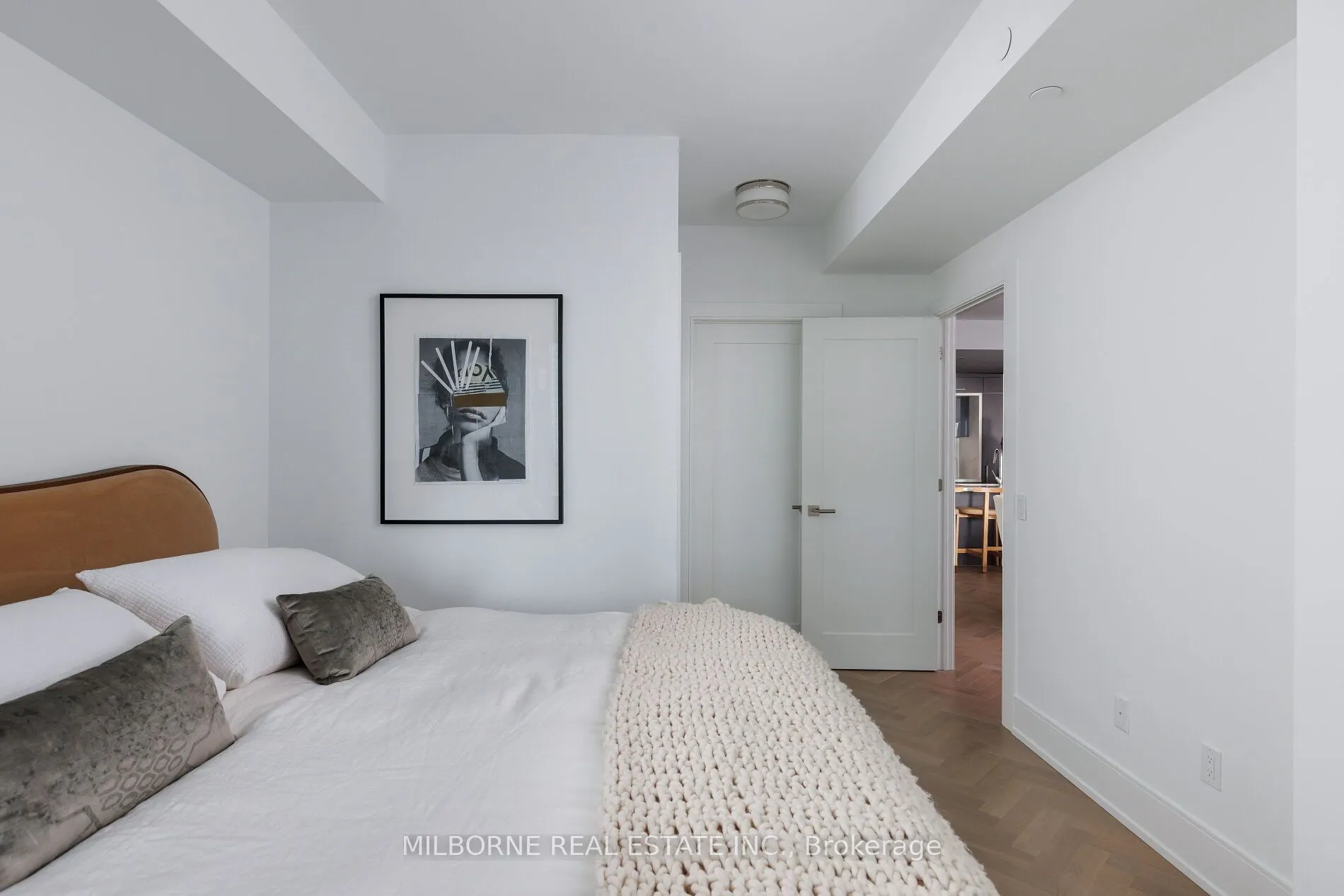 455 Wellington Street W, #907