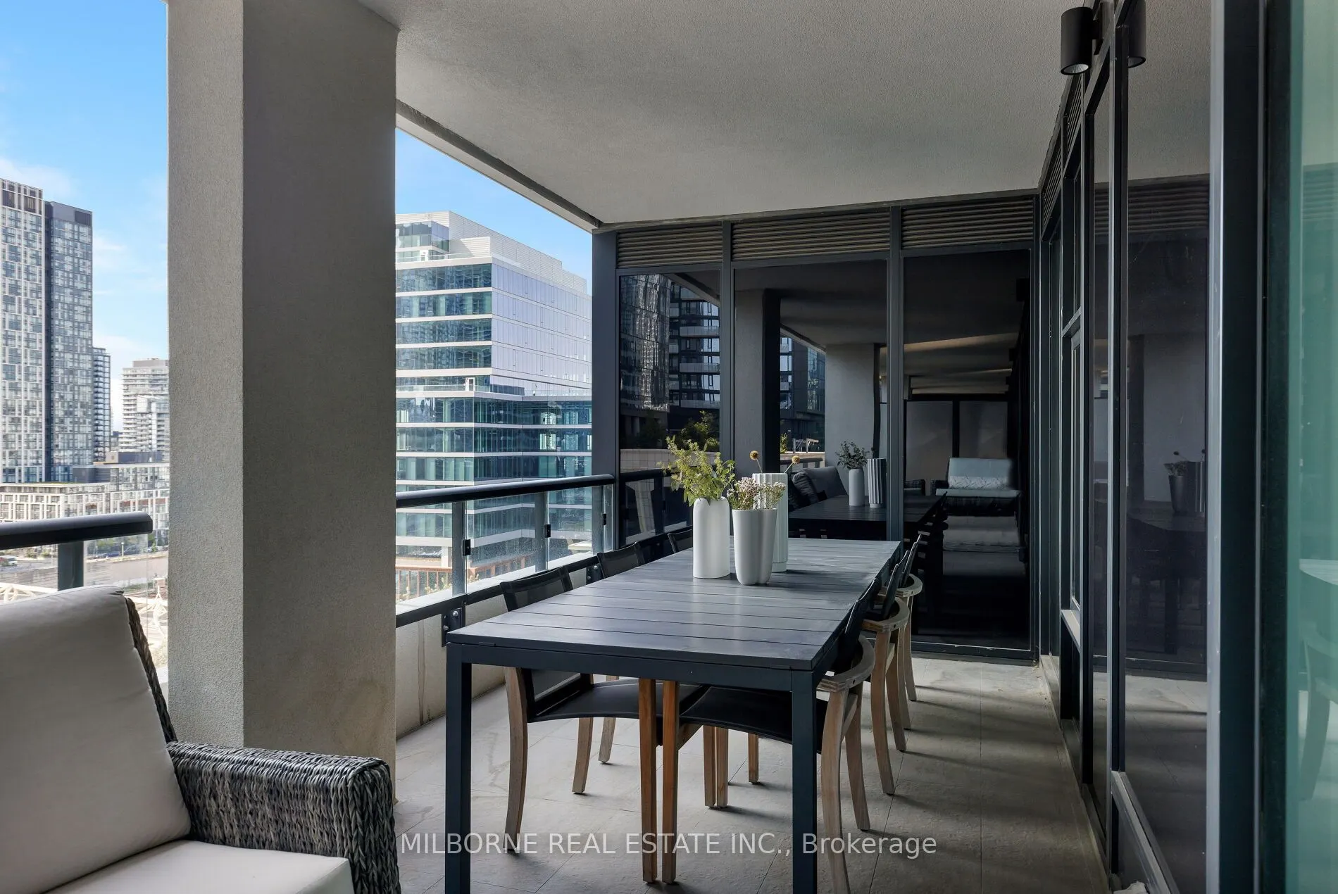 455 Wellington Street W, #907
