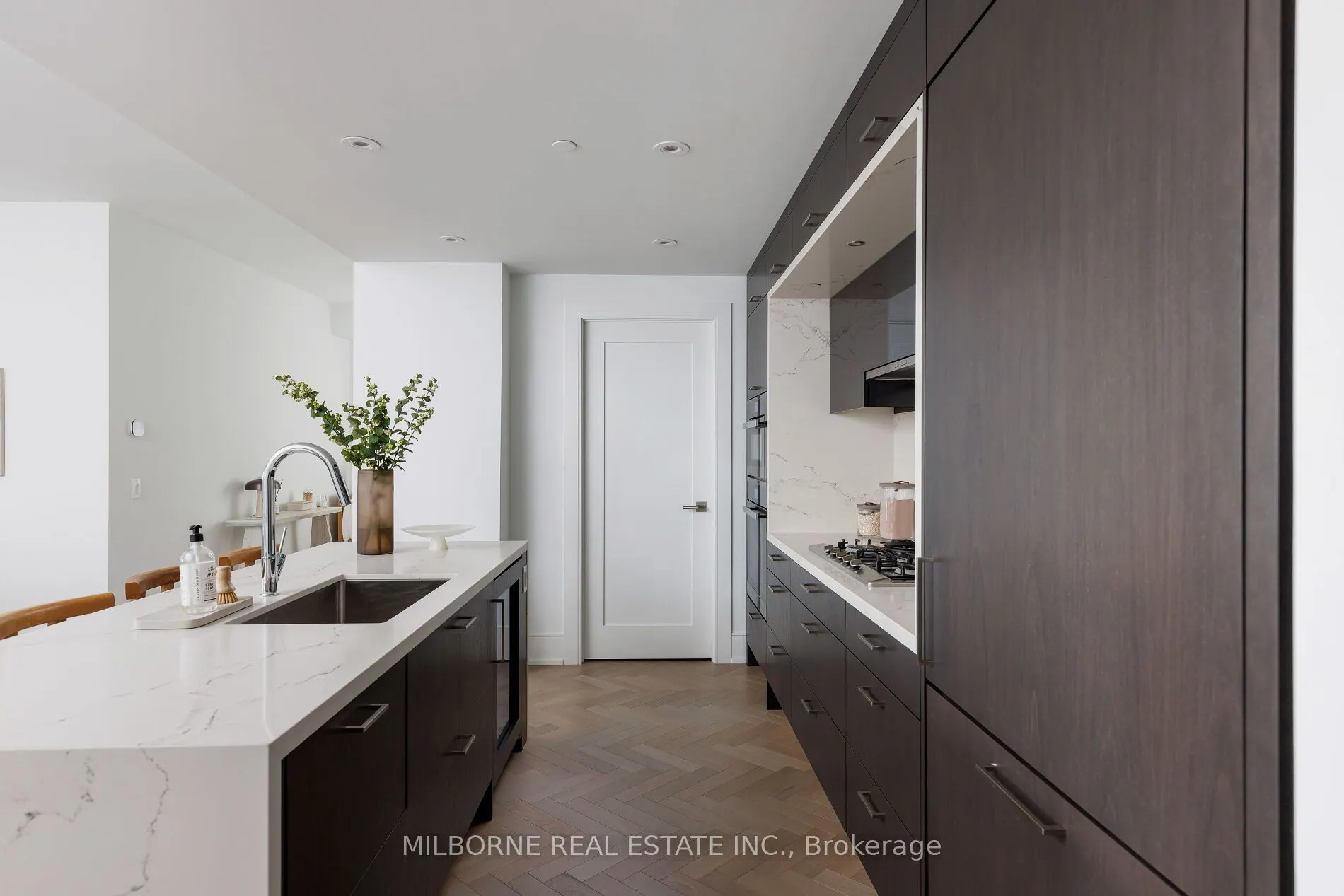455 Wellington Street W, #907
