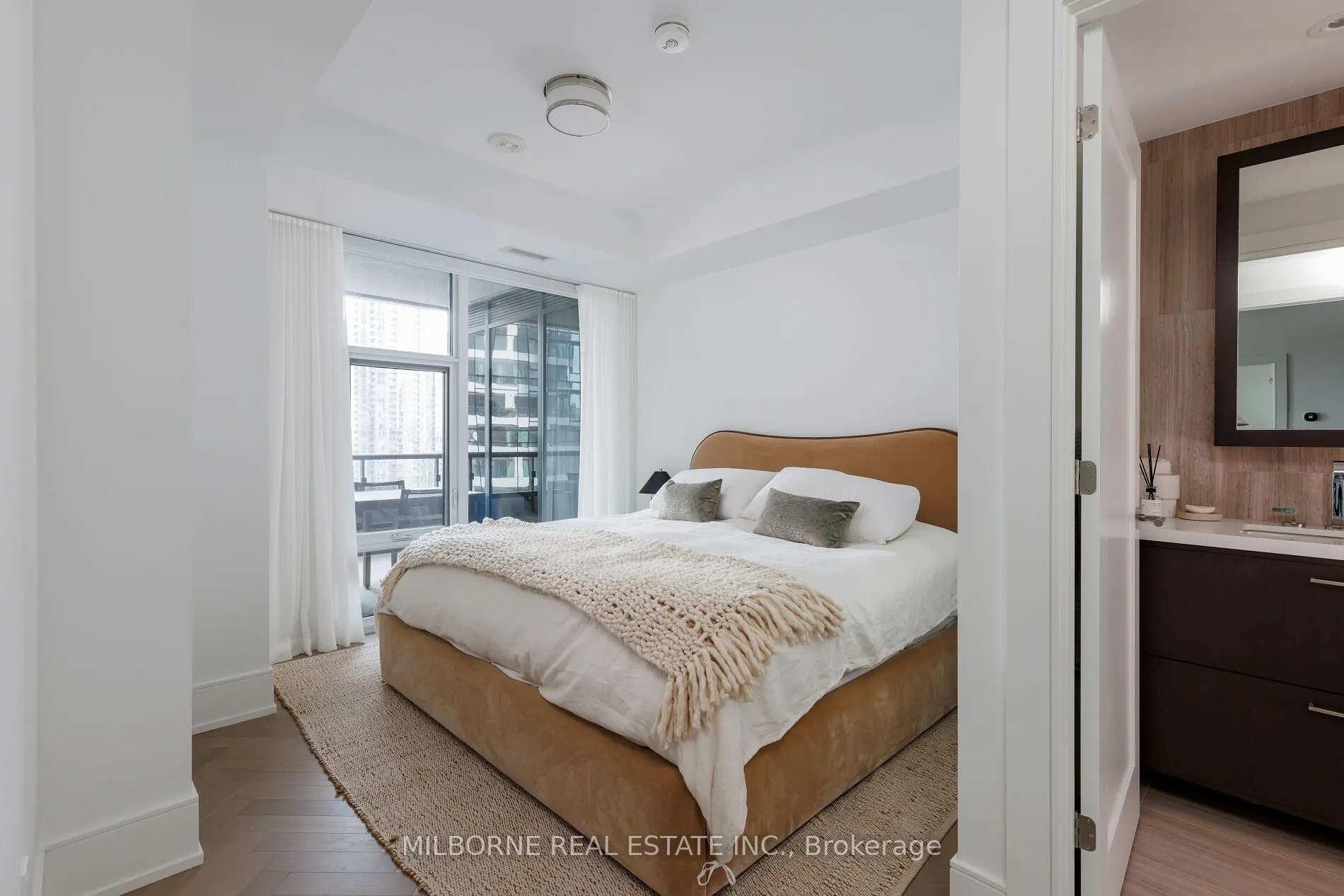 455 Wellington Street W, #907