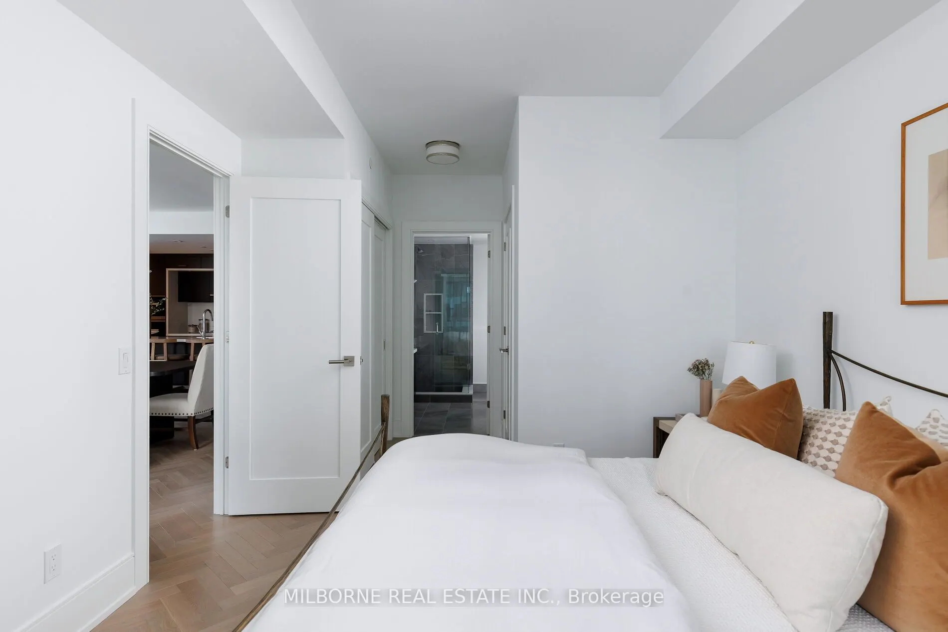 455 Wellington Street W, #907