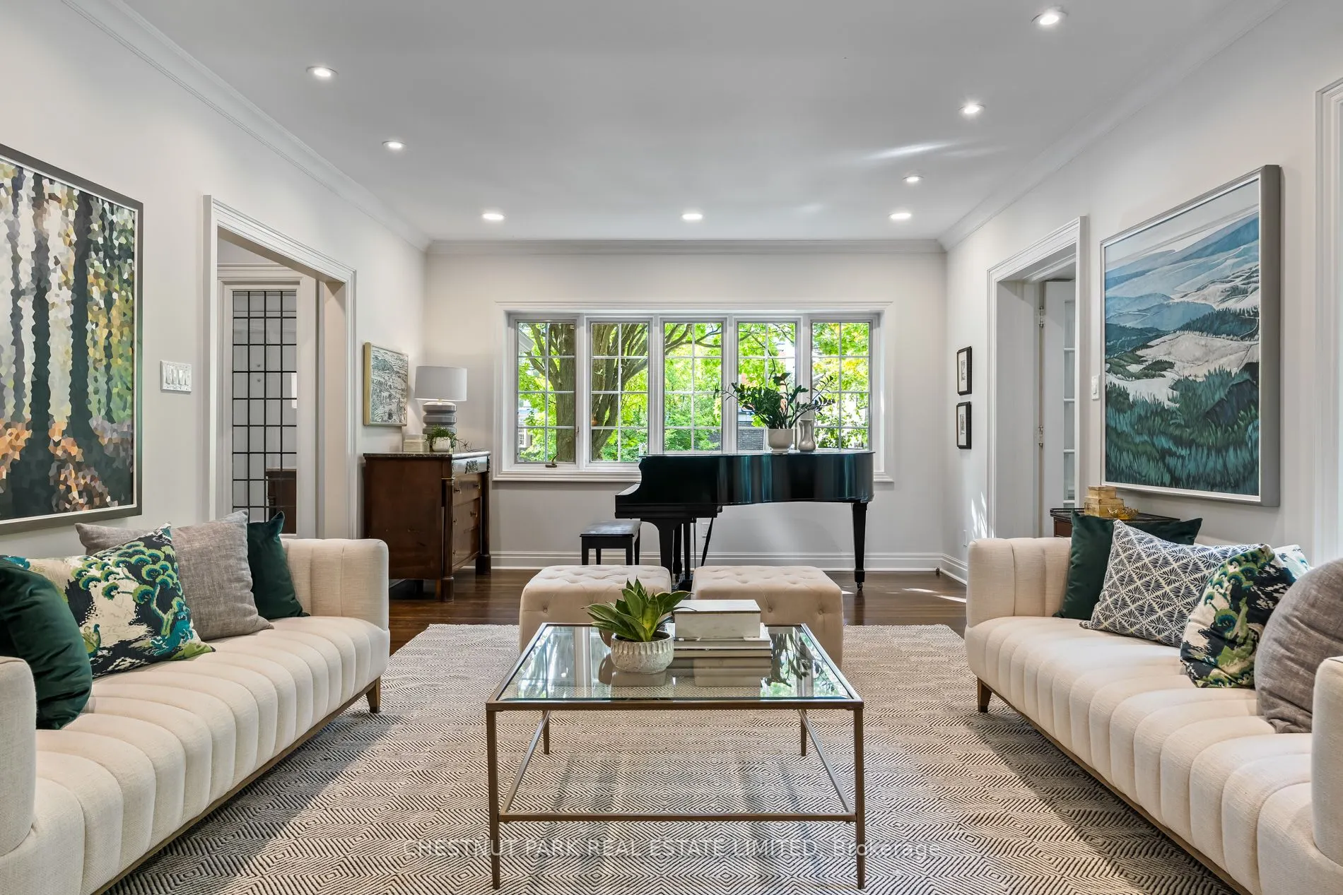 24 Dinnick Crescent