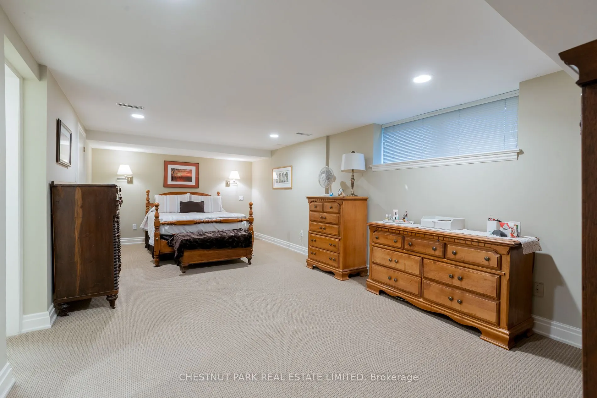 24 Dinnick Crescent