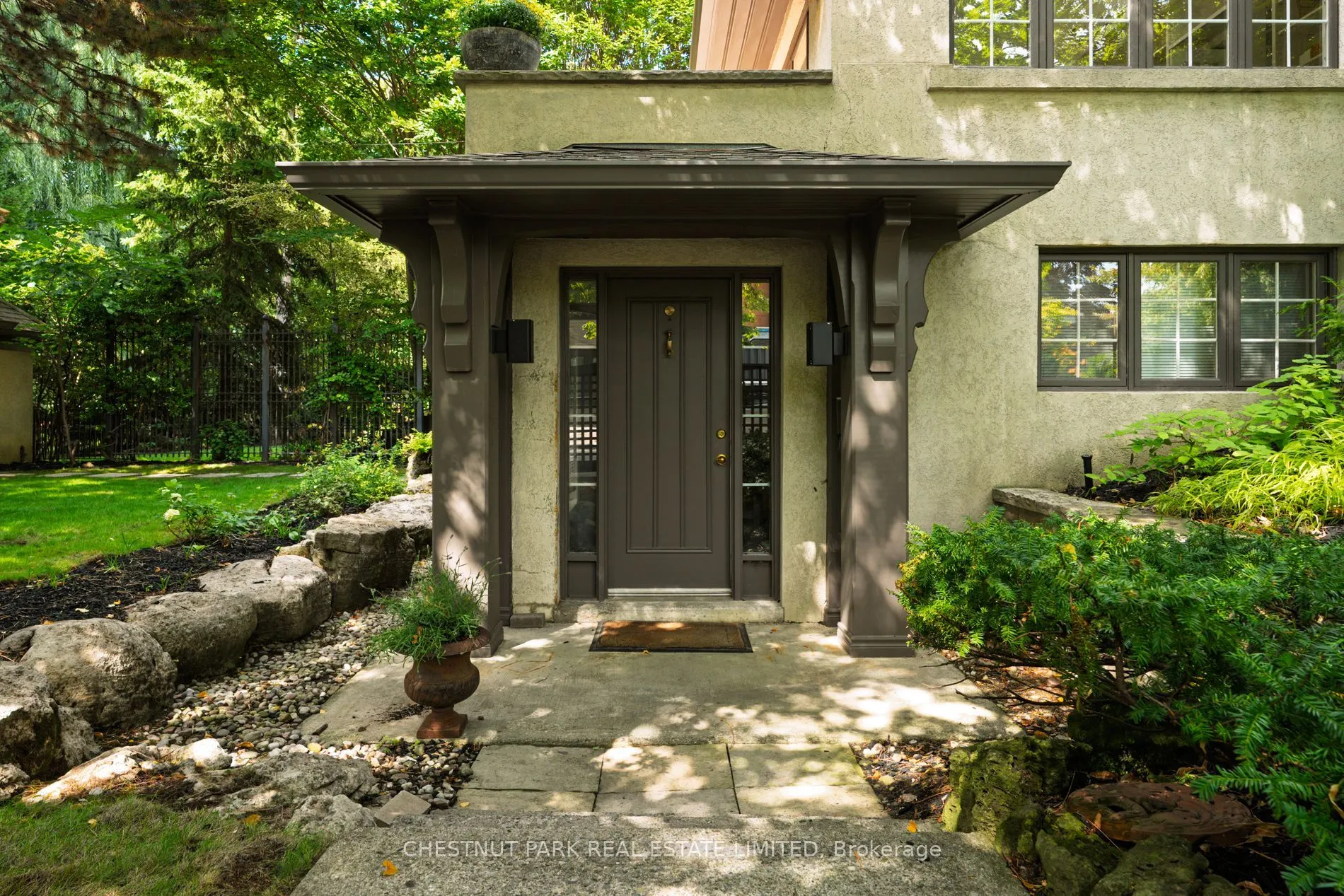 24 Dinnick Crescent