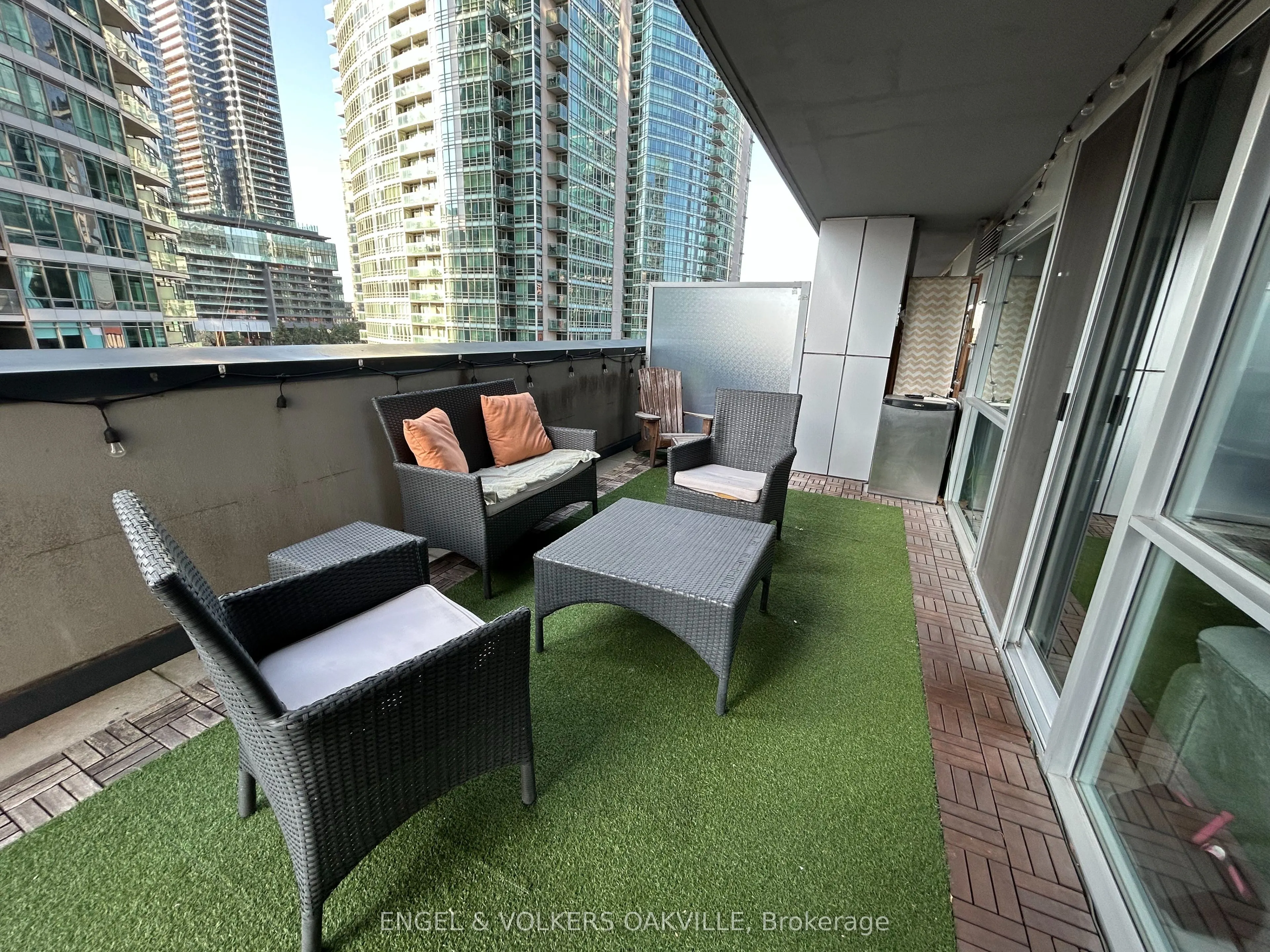 352 Front Street W, #405
