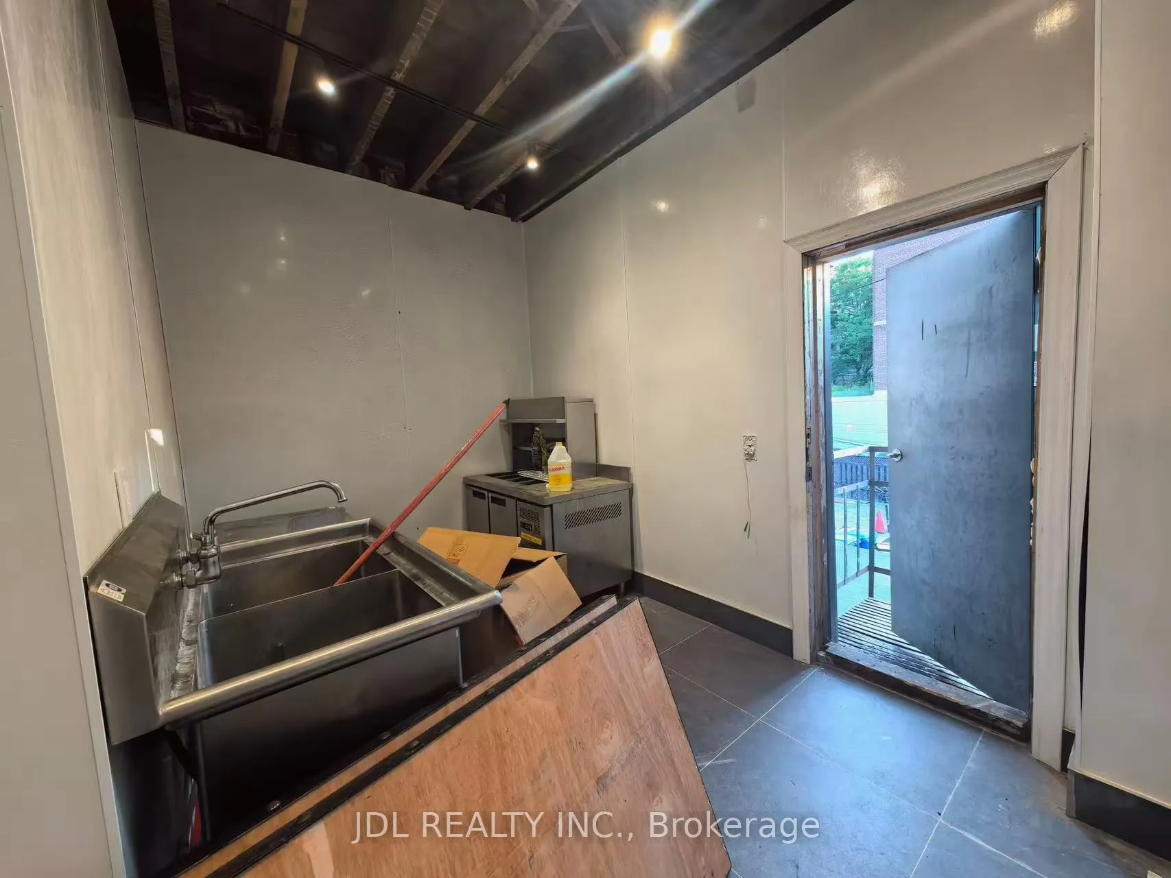 394 Spadina Avenue, #SECOND FLOOR