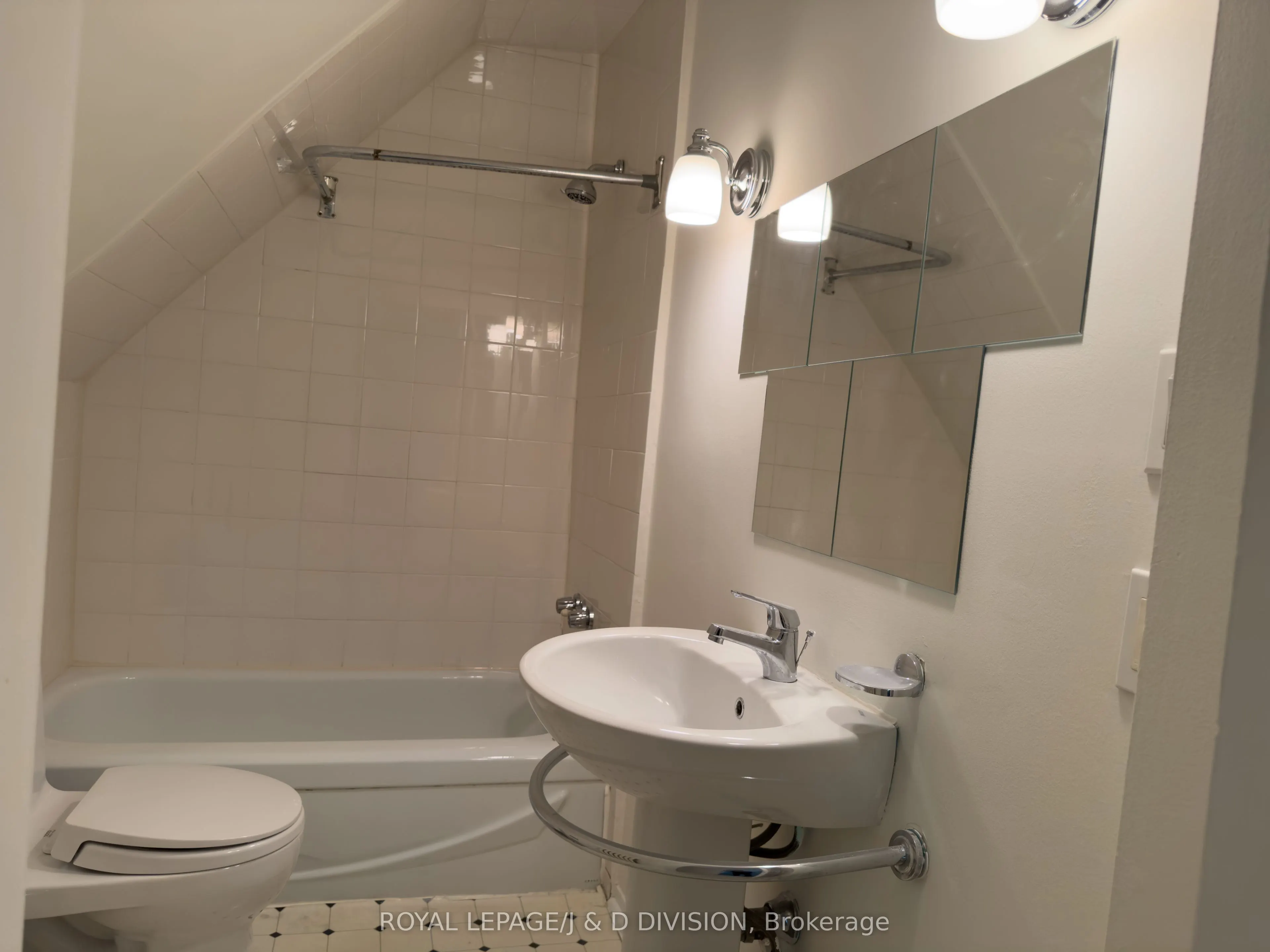30 Woodlawn Avenue W