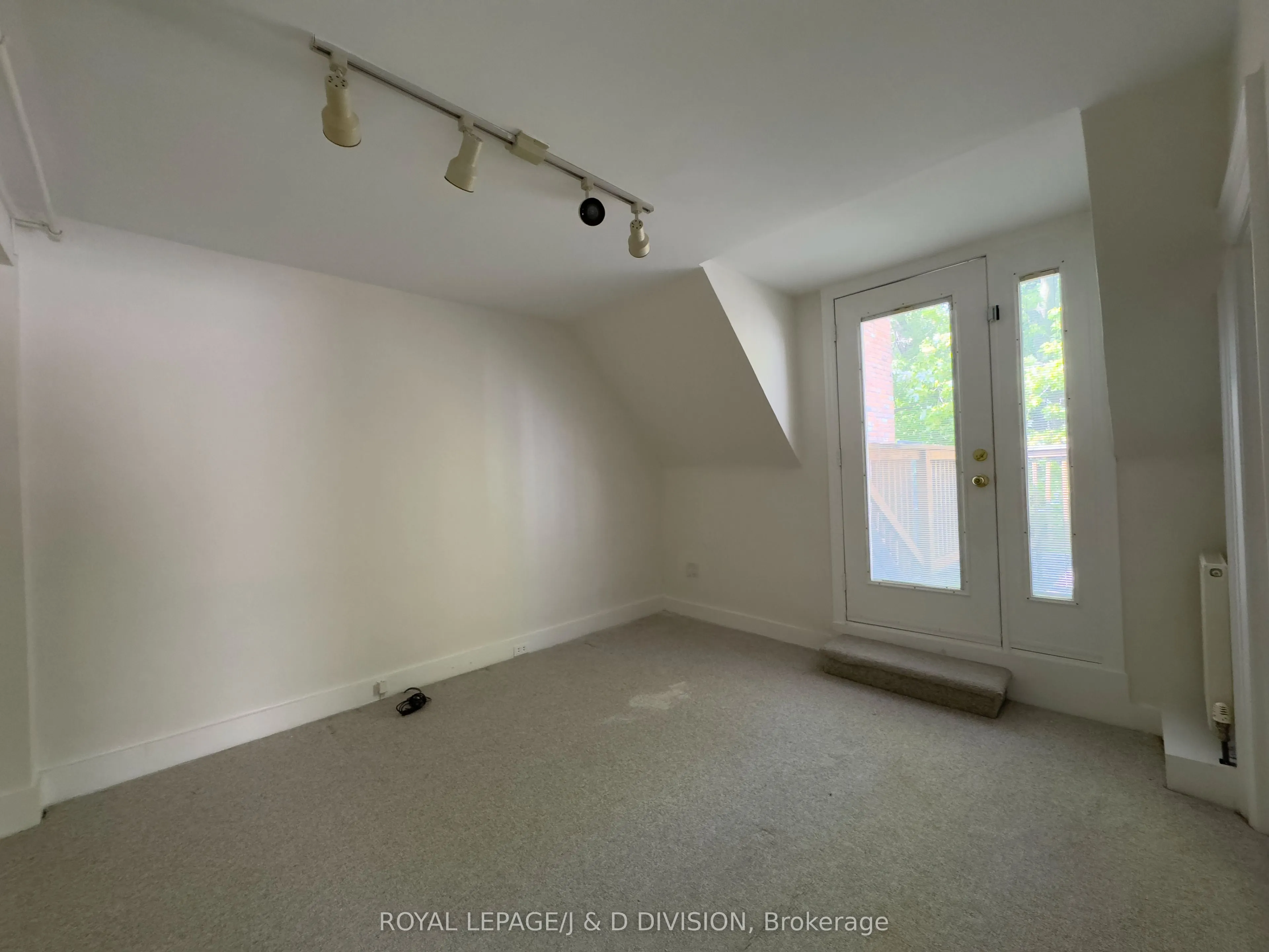 30 Woodlawn Avenue W