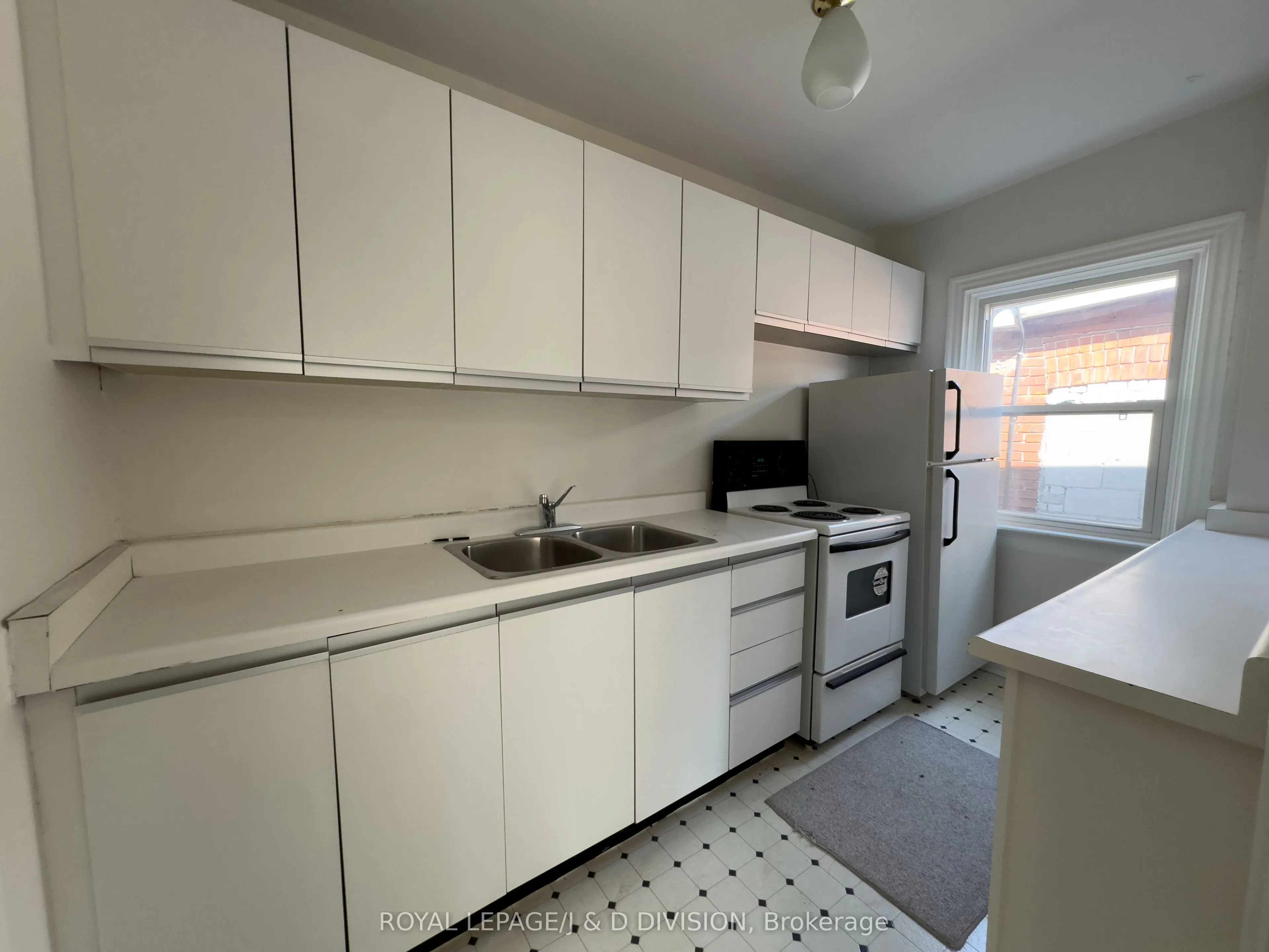 30 Woodlawn Avenue W