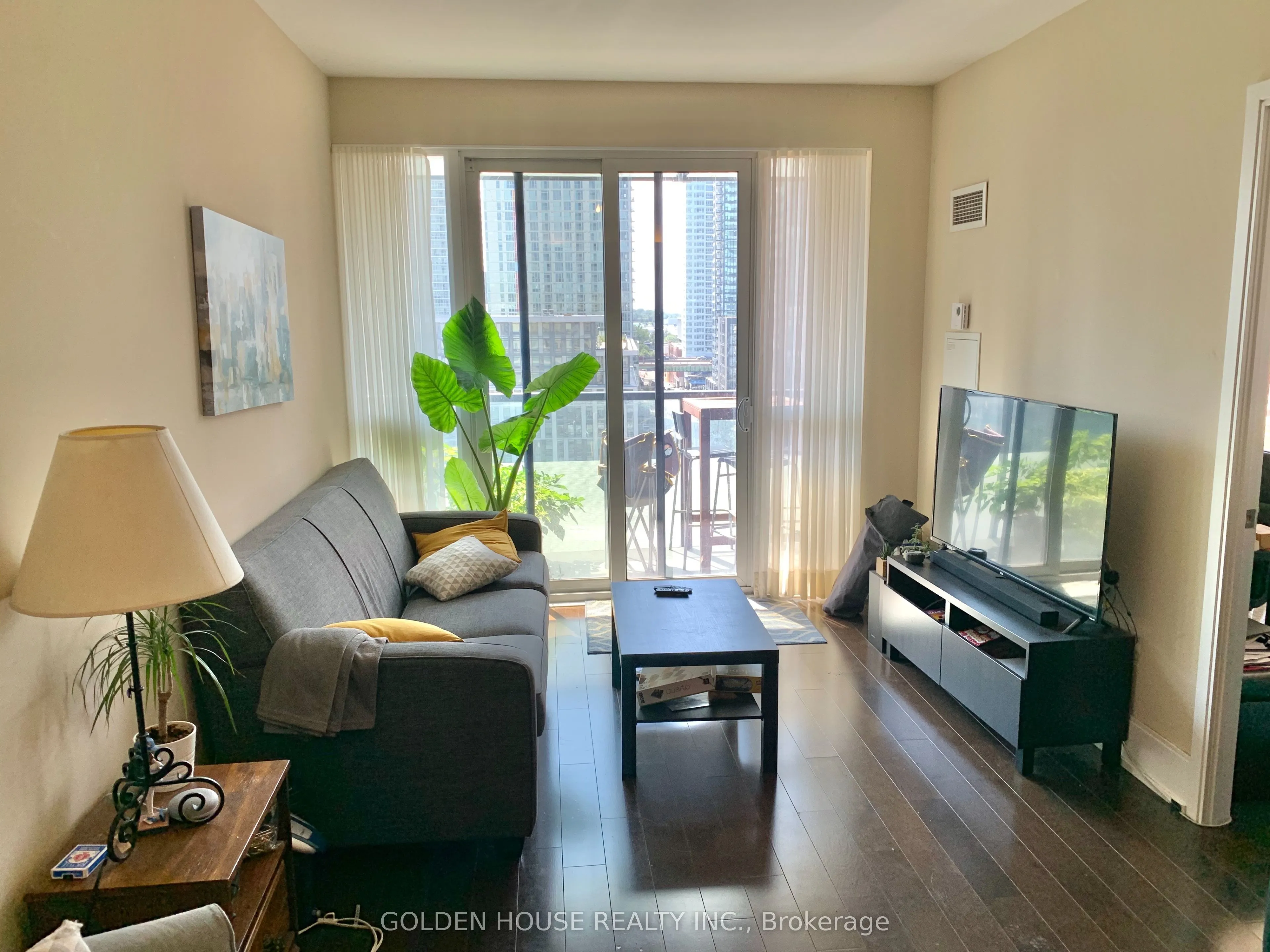 560 Front Street W, #1028