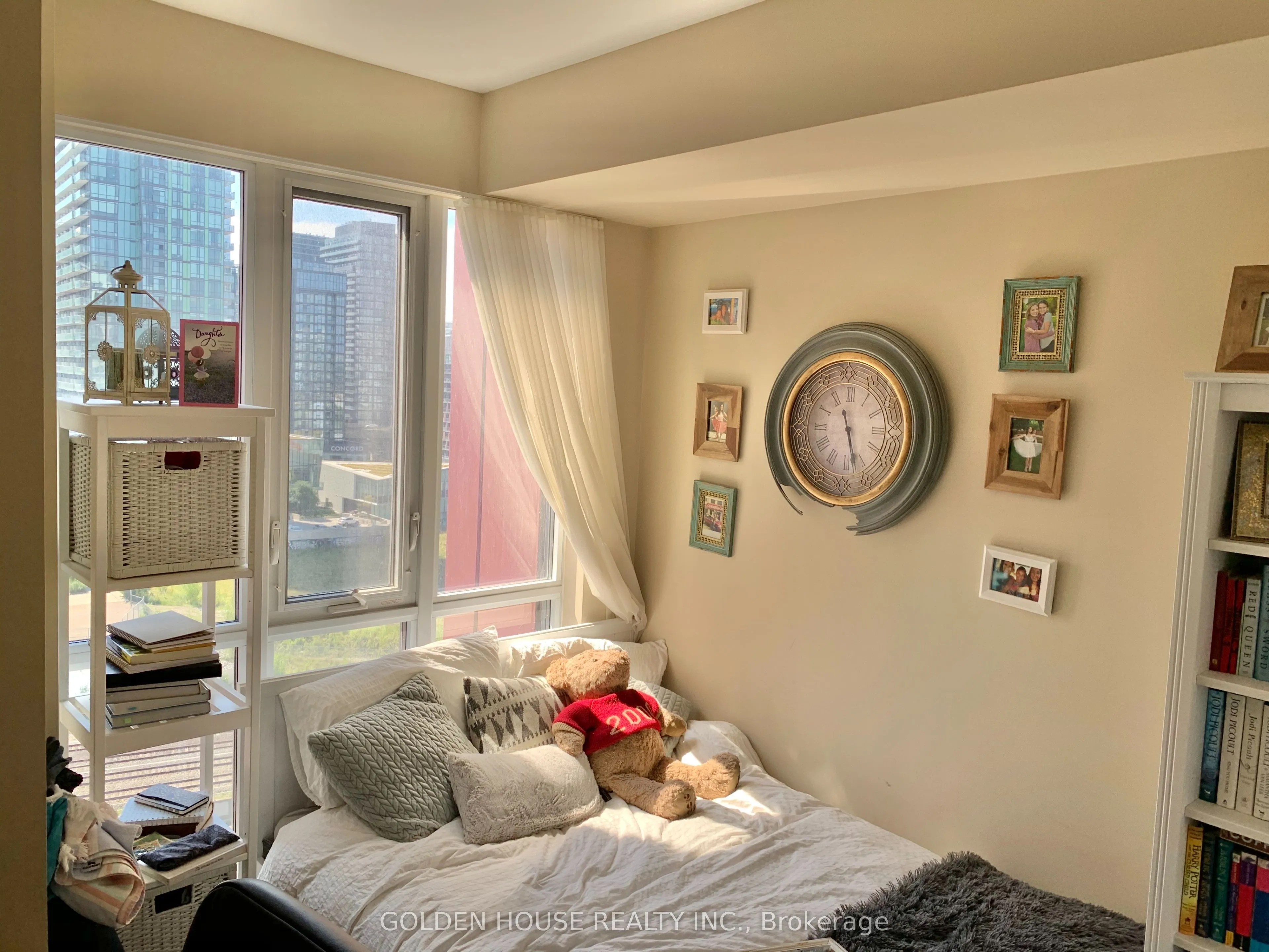 560 Front Street W, #1028