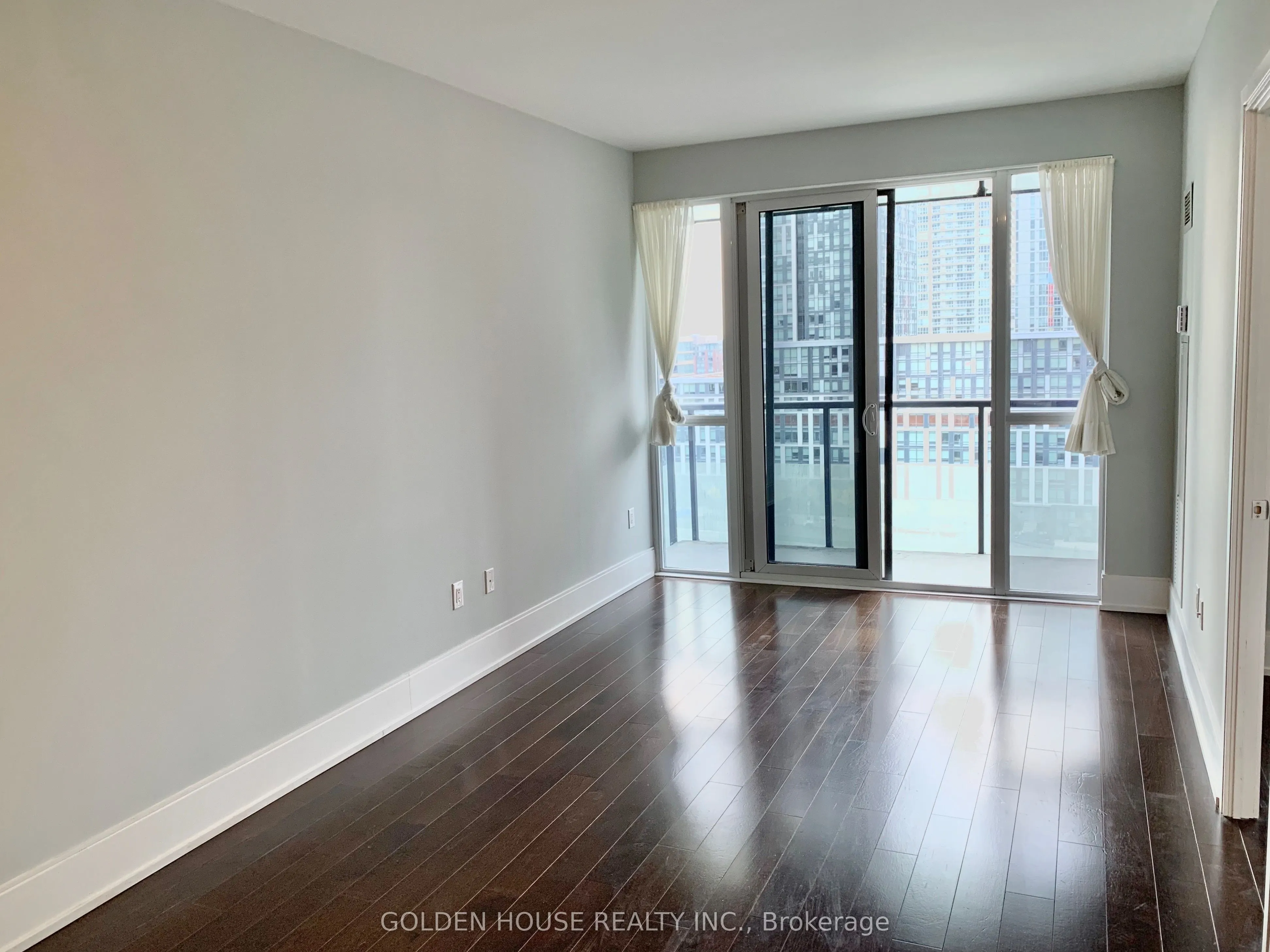 560 Front Street W, #1028