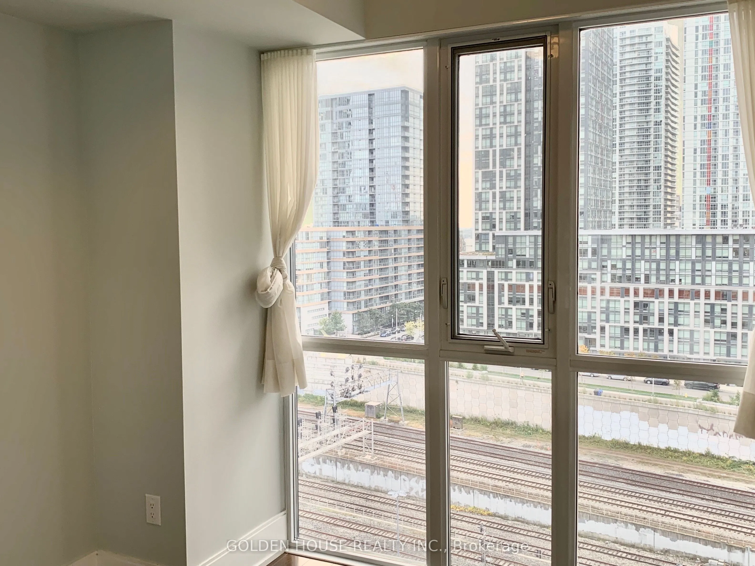 560 Front Street W, #1028