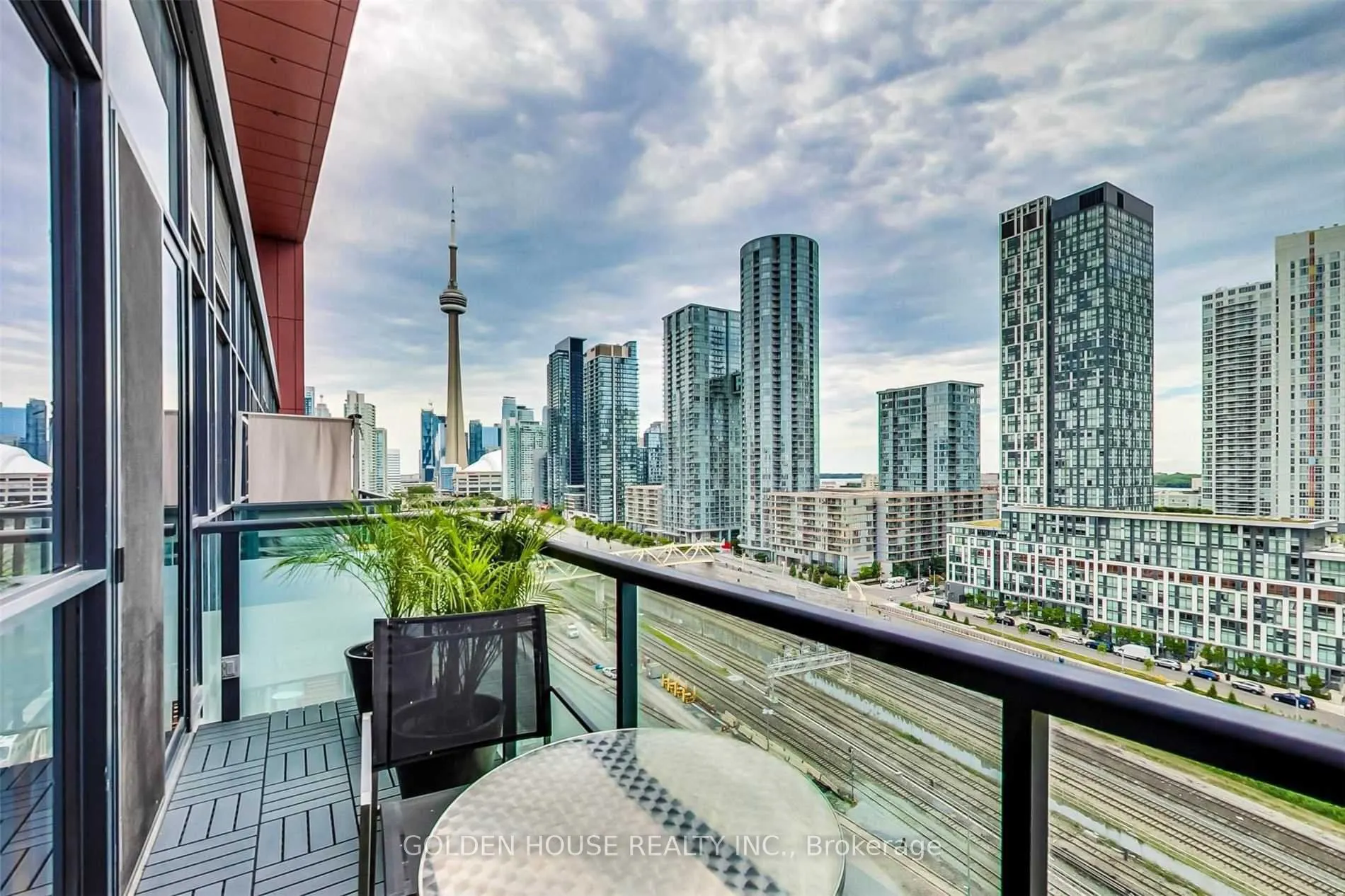 560 Front Street W, #1028